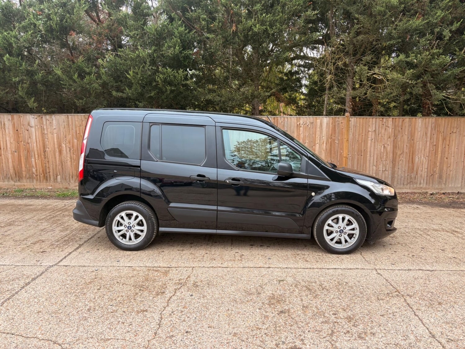 [ berth ]Ford Tourneo Connect