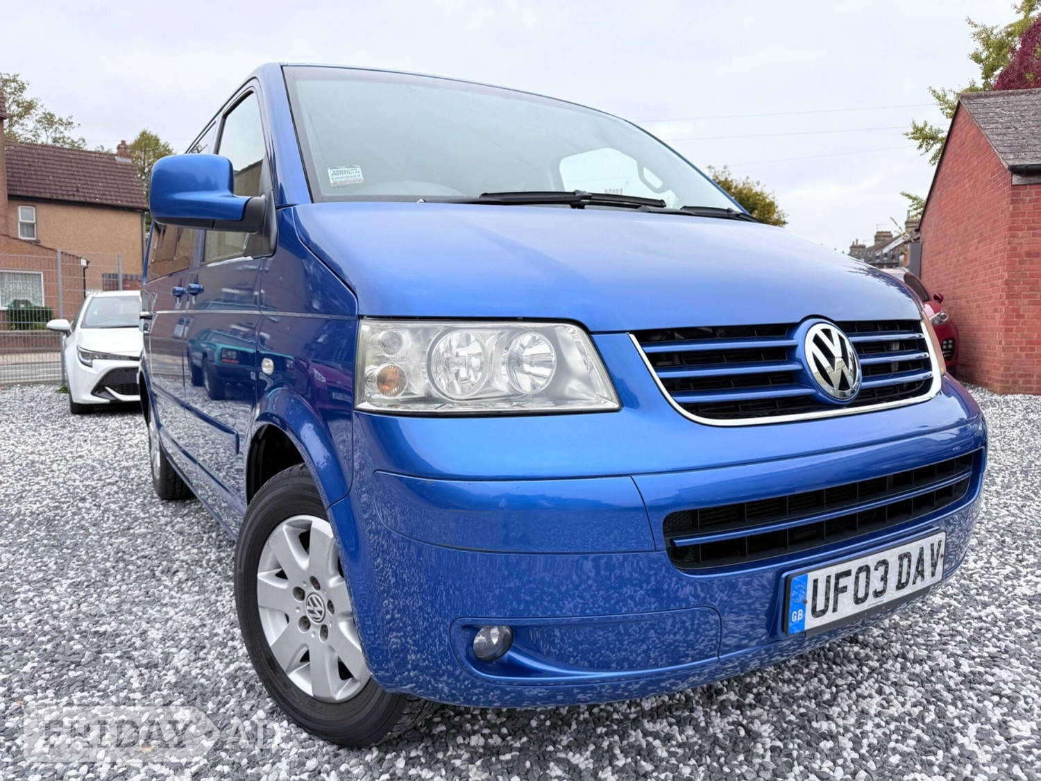 Volkswagen Caravelle 2005 - Cars in Bedford