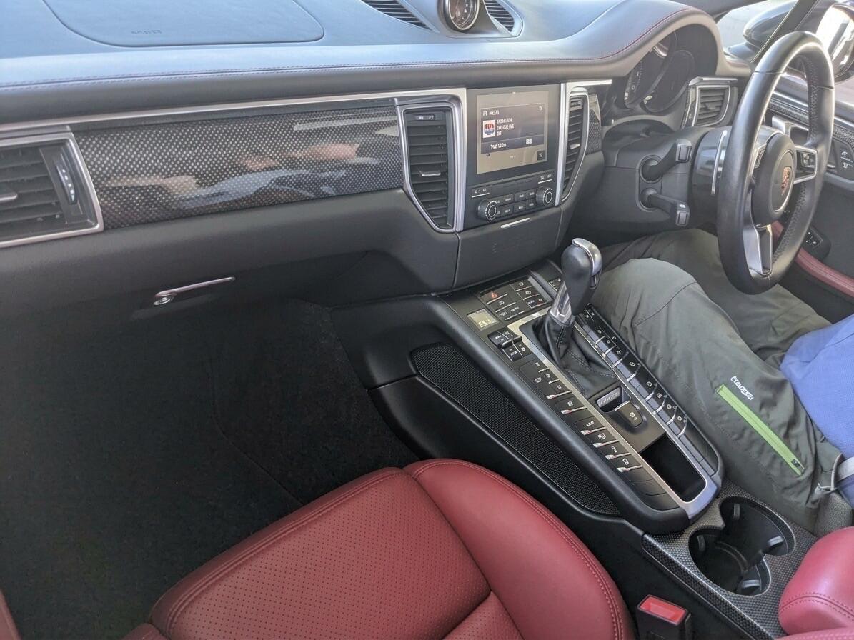 [ berth ]Porsche Macan