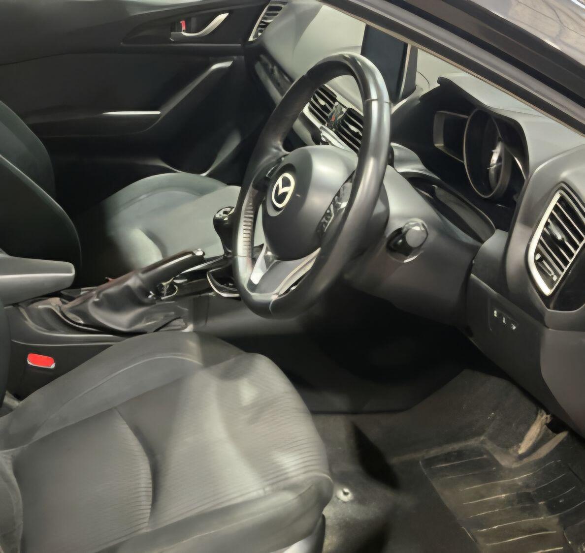 Mazda 3 2015 - Cars in Hillingdon