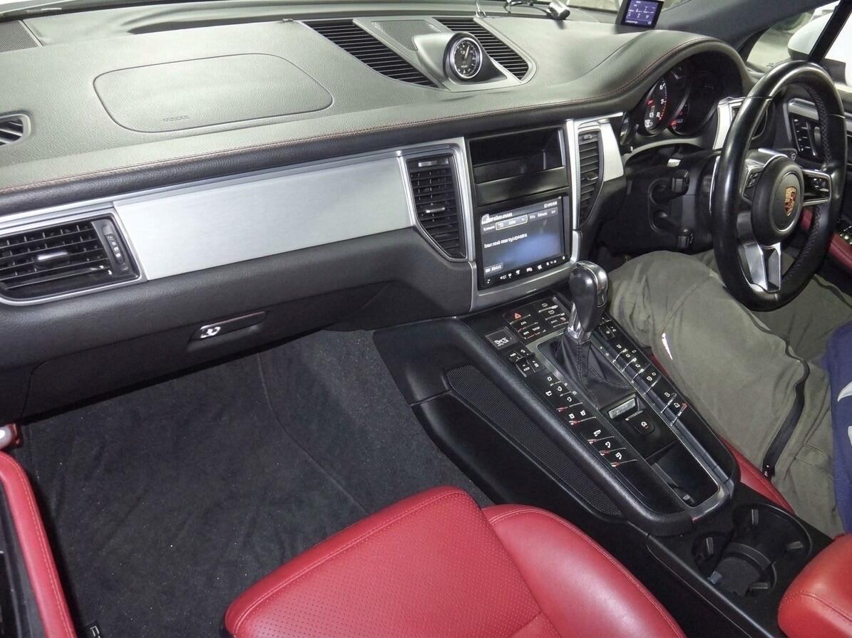 [ berth ]Porsche Macan