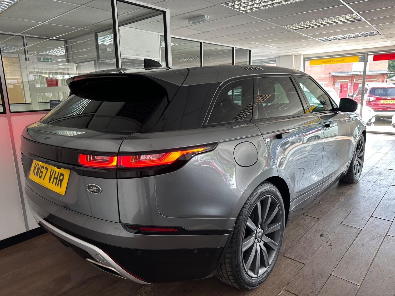 [ berth ]Land Rover Range Rover Velar