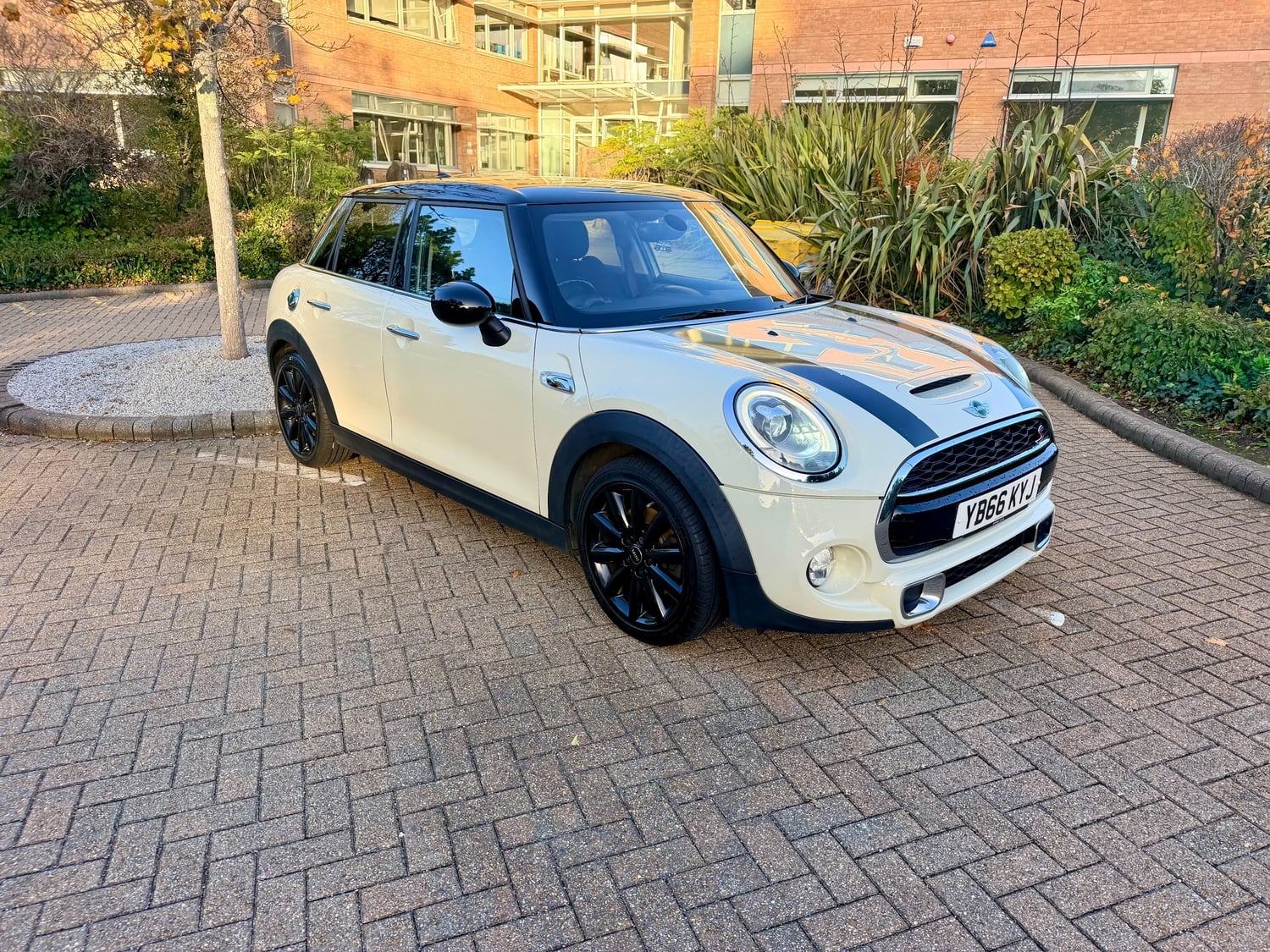 Mini Hatch 2017 - Cars in Fareham
