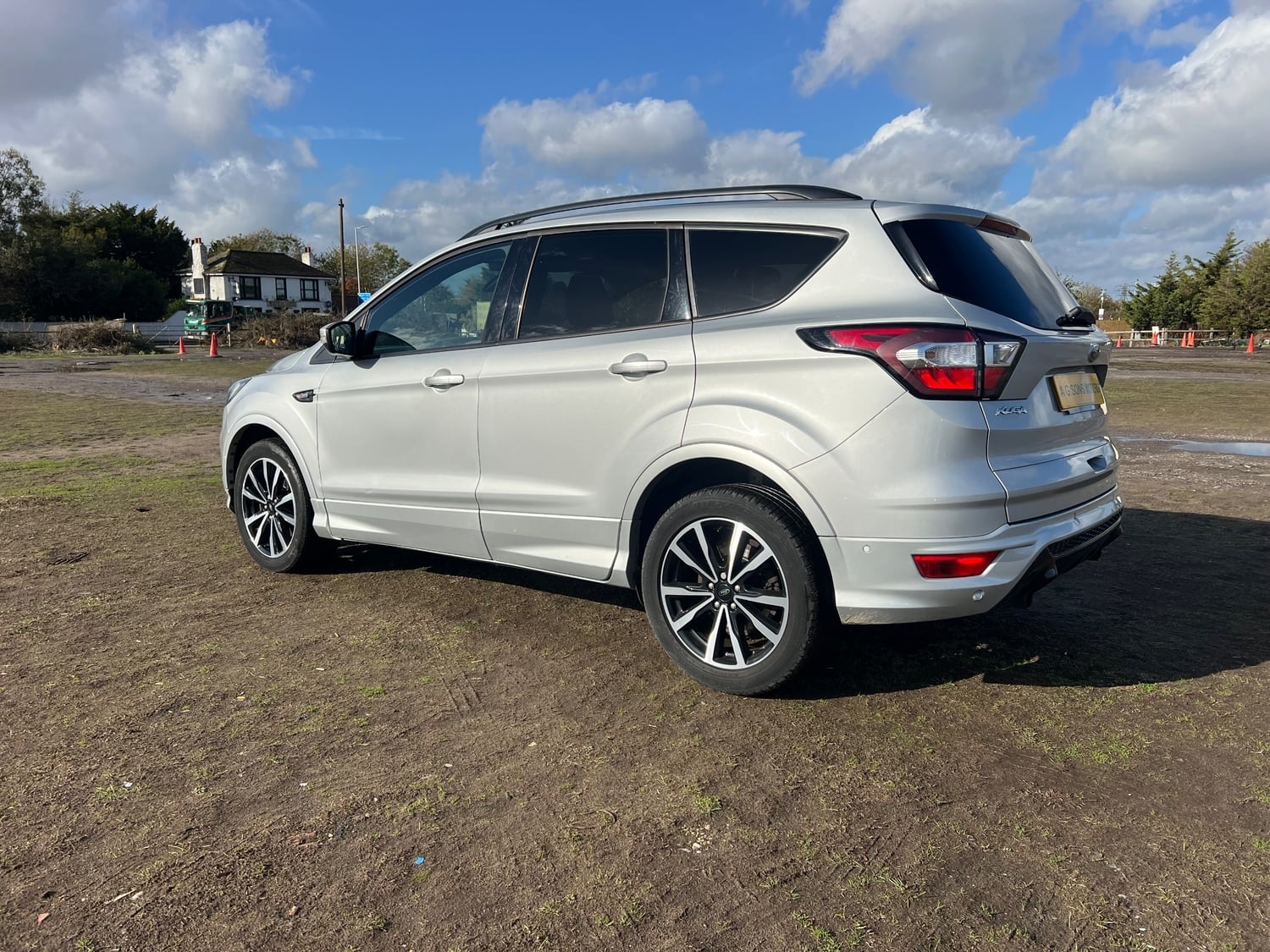 [ berth ]Ford Kuga