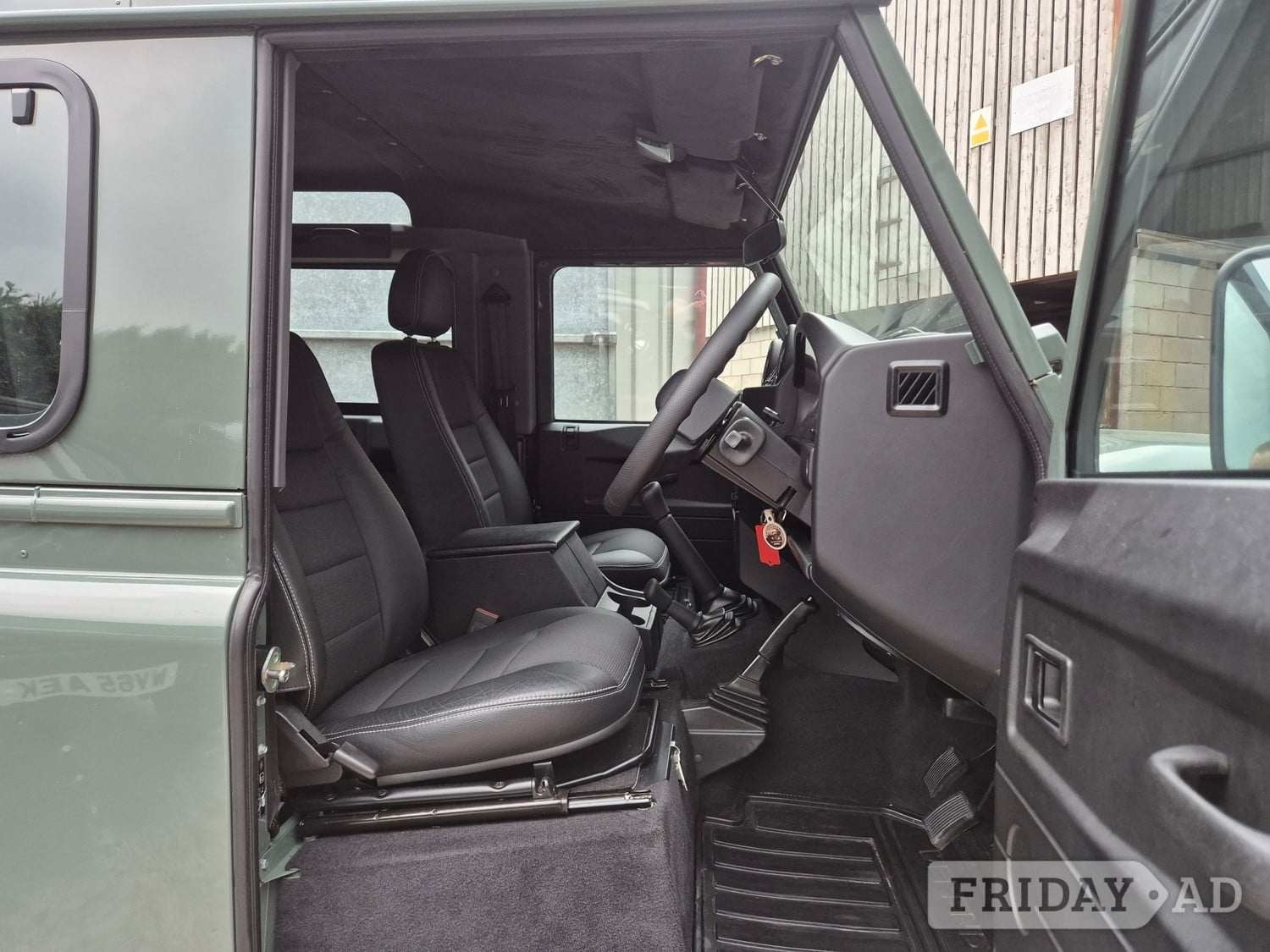 [ berth ]Land Rover Defender 90