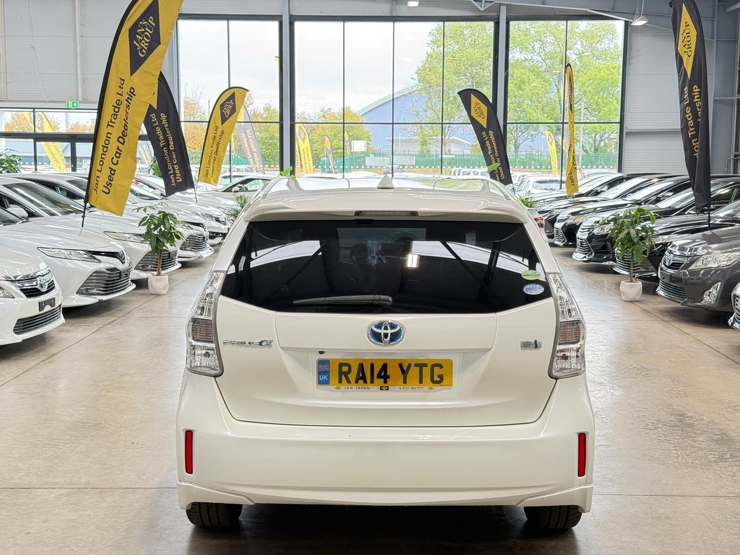 Toyota 7 Seat Prius 2014 - Cars in Reading