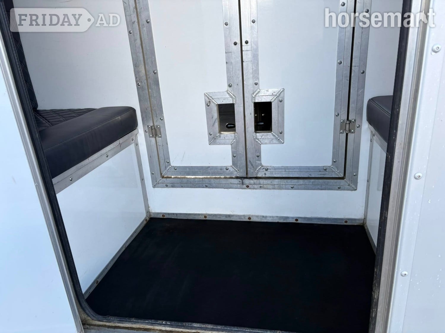 [ berth ]A M Horseboxes 