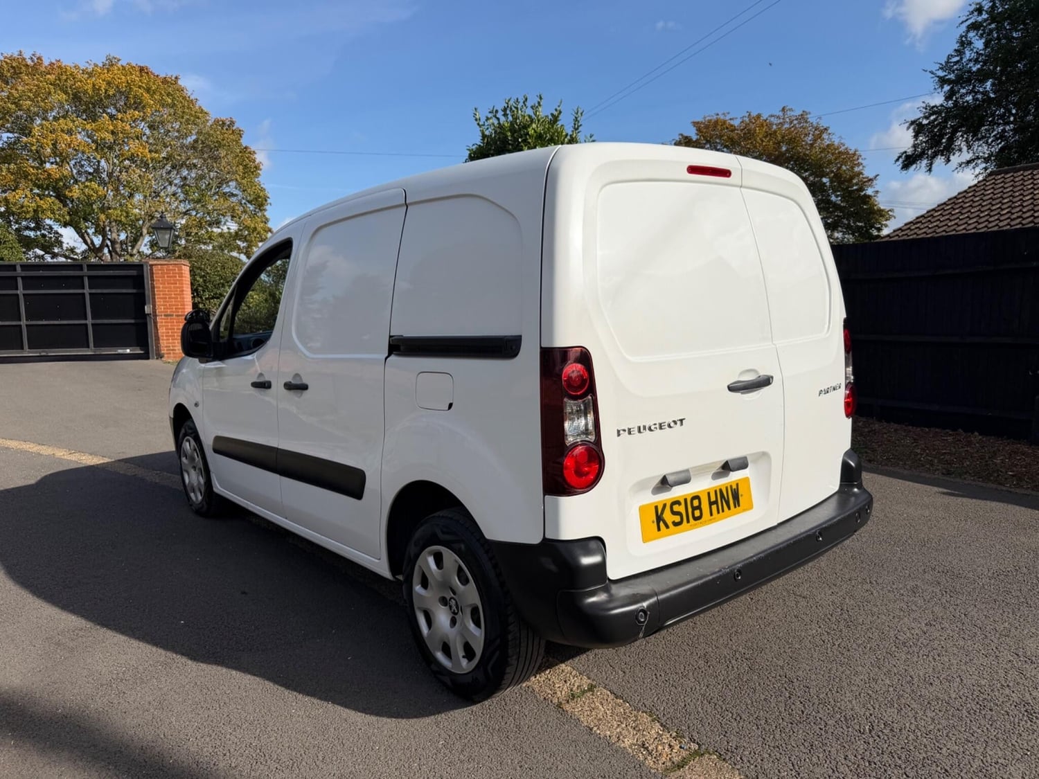 Peugeot Partner 2018 - Vans & Commercial Vehicles in Addlestone