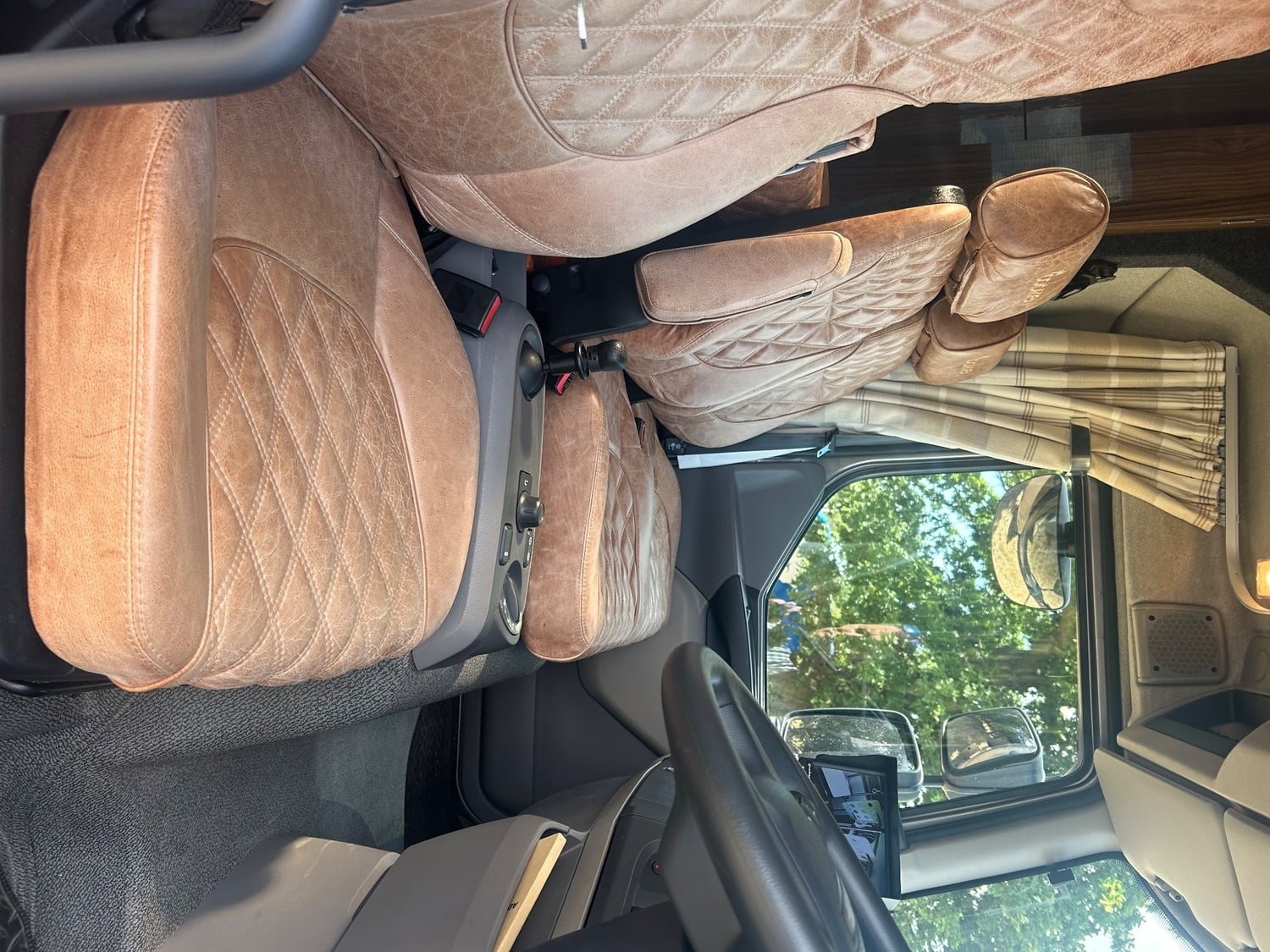 Cooke Platinum Daf Trucks Horsebox - Trailers & Horseboxes in Telford