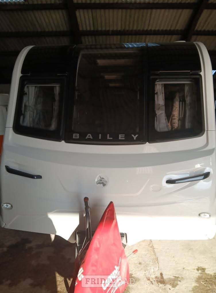 Bailey Unicorn Segovia Settle