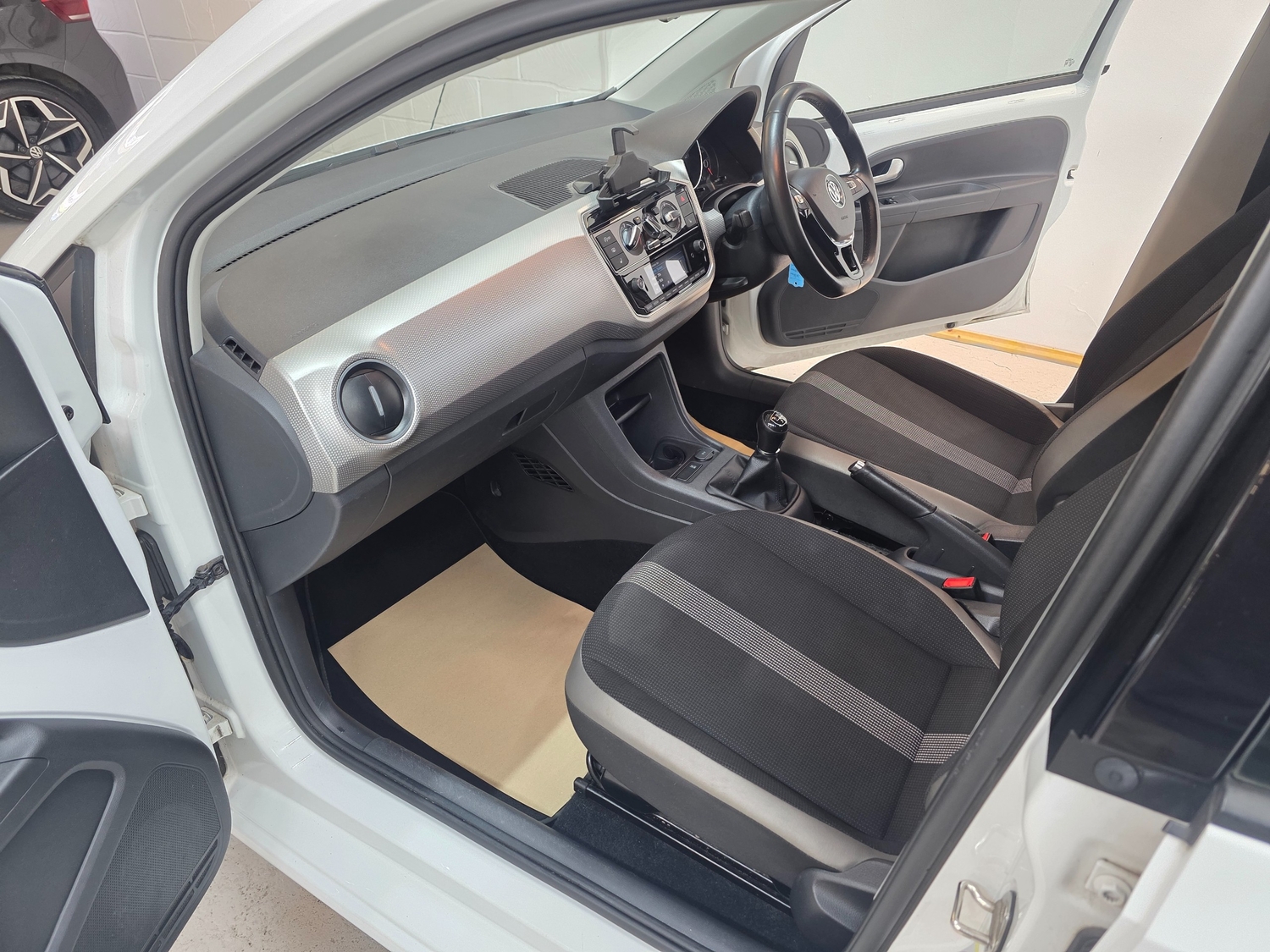 Volkswagen UP! 2018 - Cars
