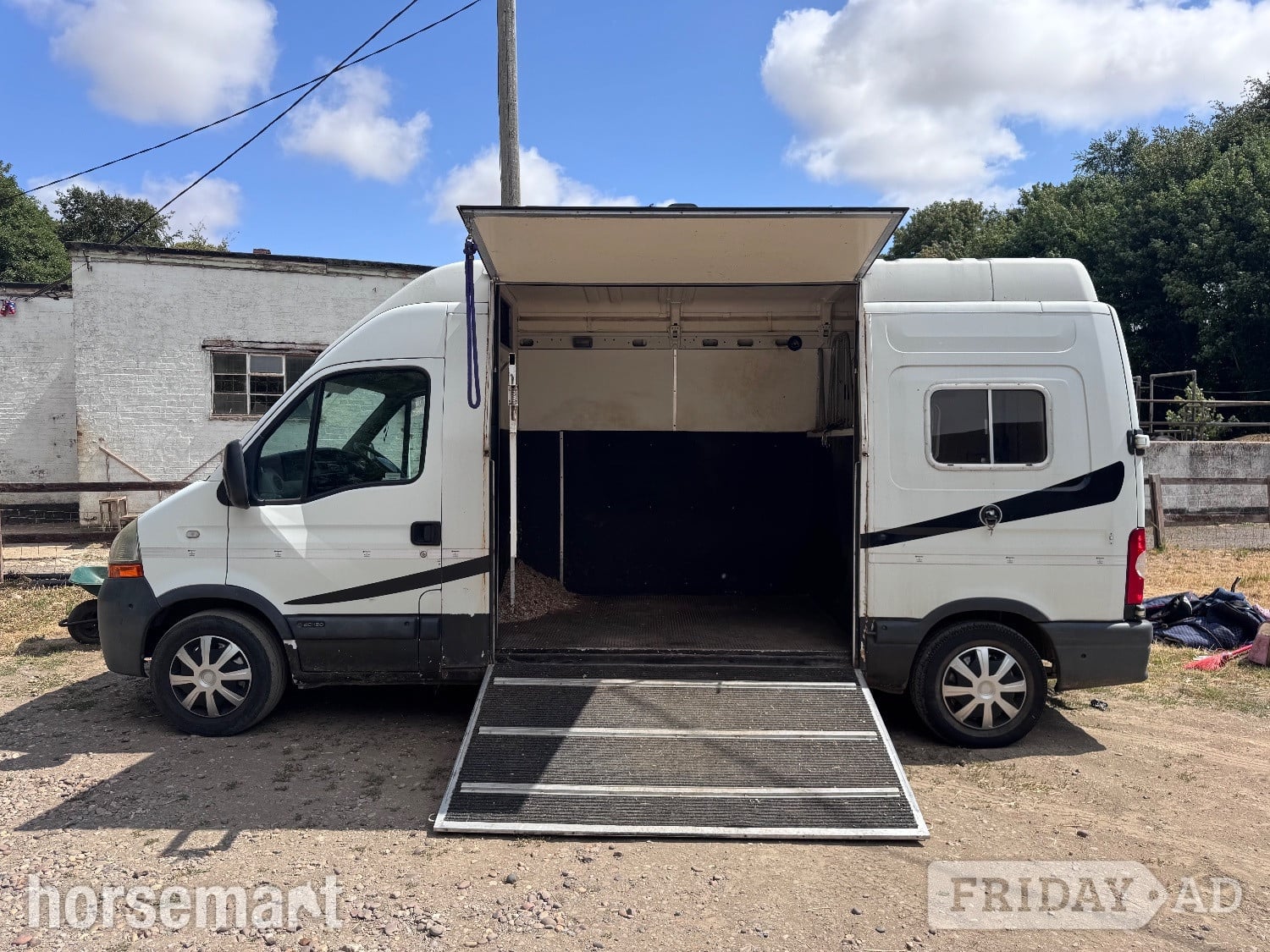 [ berth ]The horsebox Company 