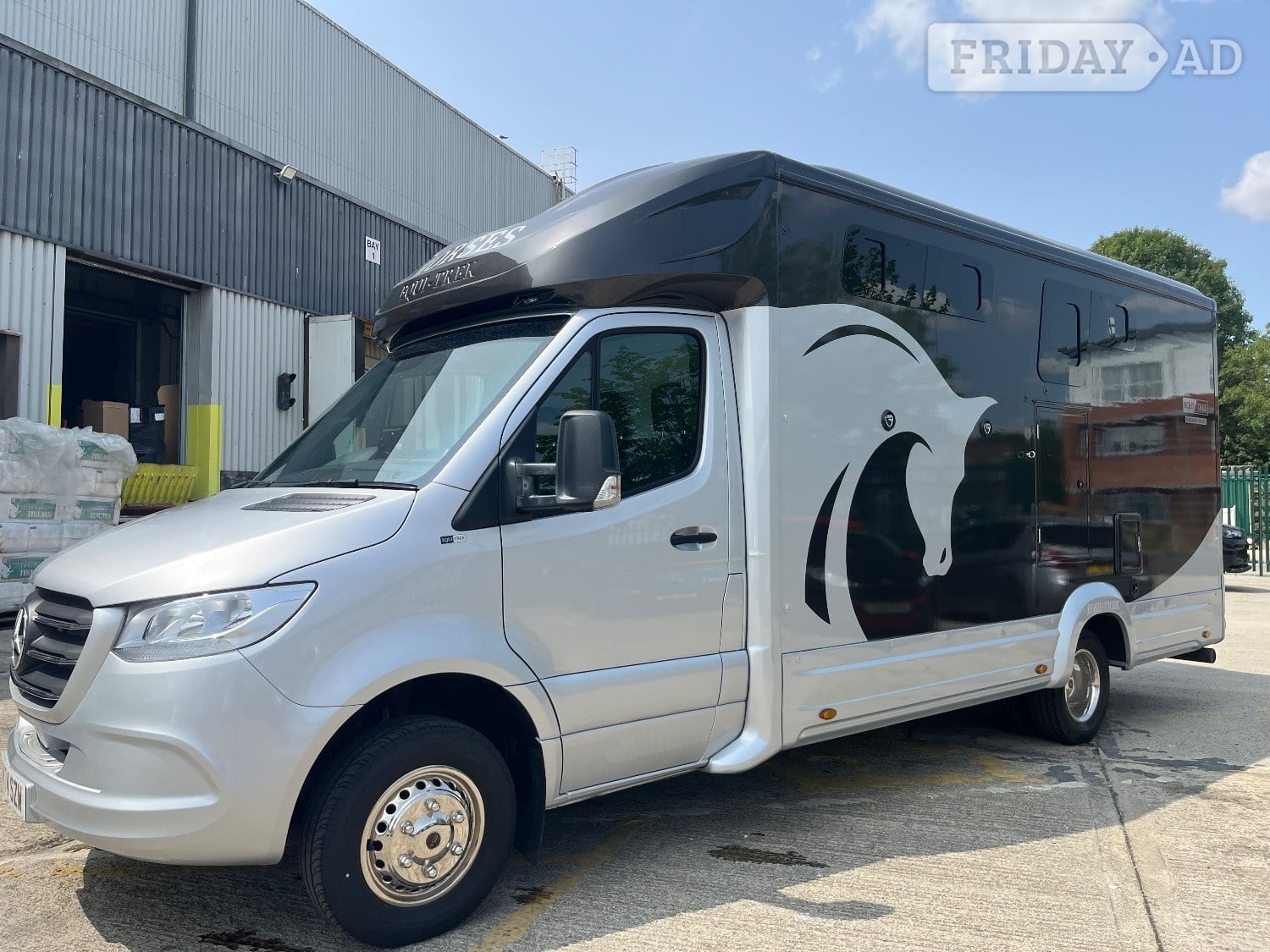 Equi-Trek Elegance  Mercedes-Benz Horsebox in Swindon