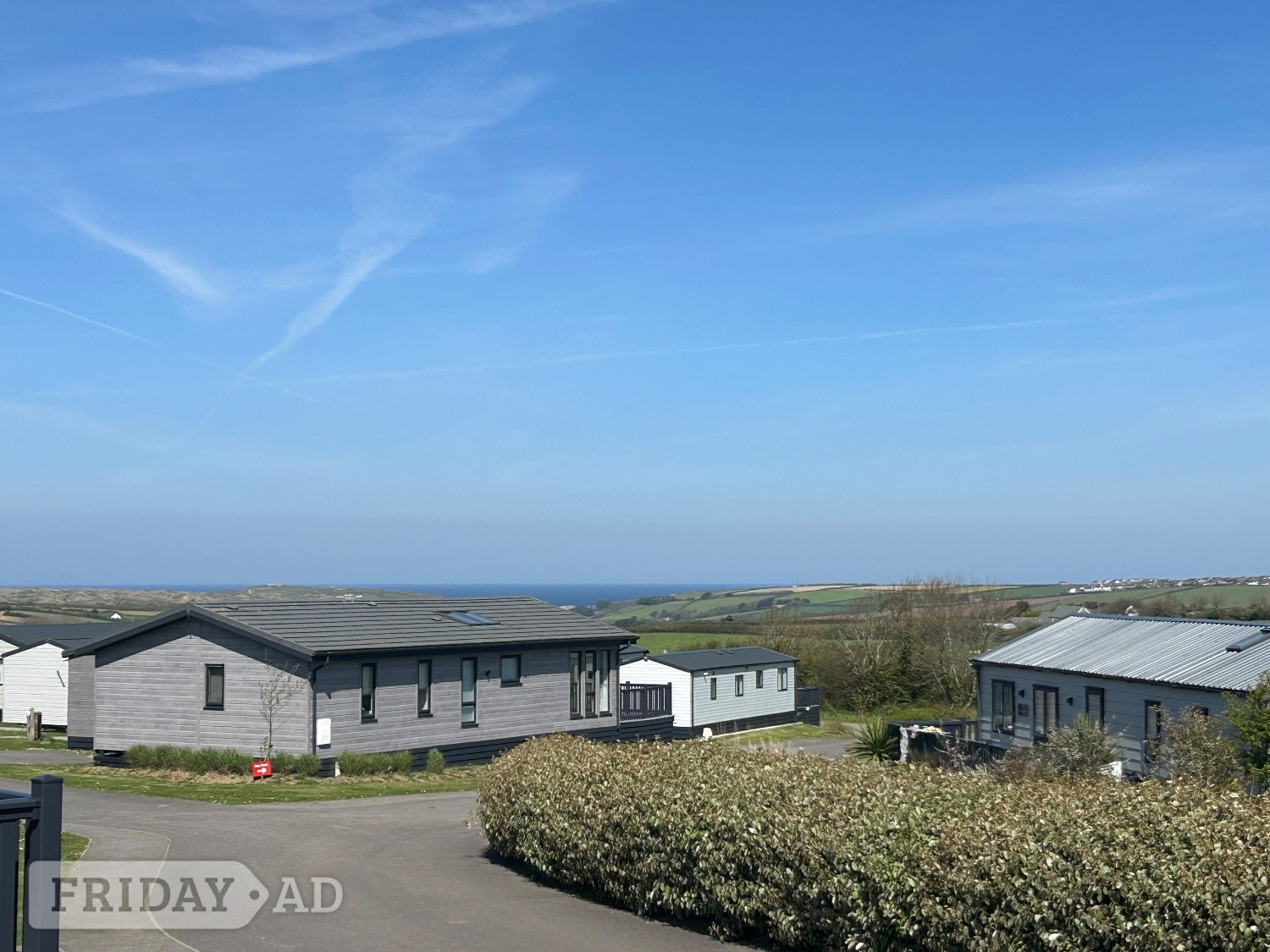 Beautiful 2 bedroom lodge with hot tub  - Holiday Homes