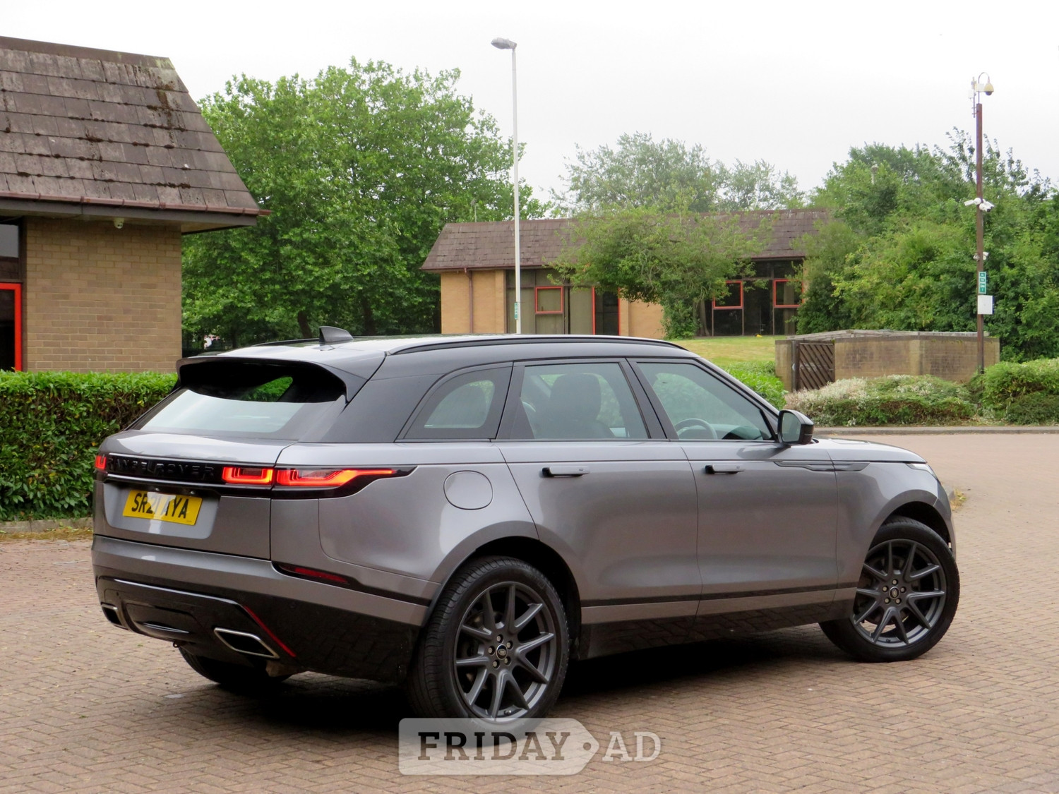 [ berth ]Land Rover Range Rover Velar