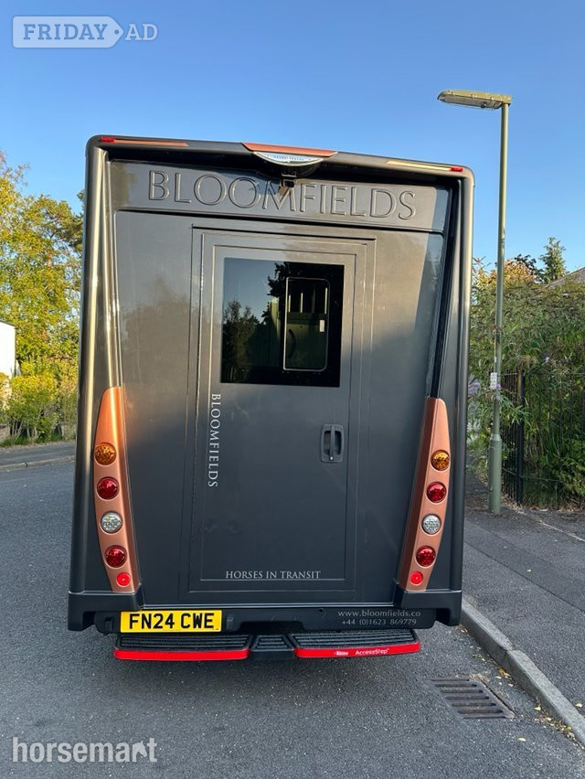 Bloomfields Professional Renault Trucks Horsebox - Trailers & Horseboxes in Lightwater