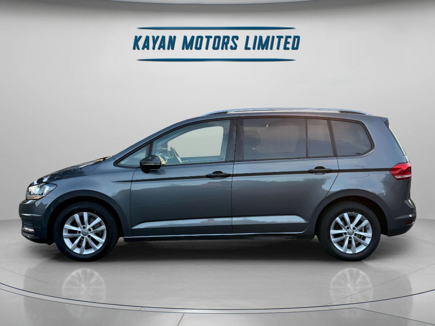 Volkswagen Touran 2017 - Cars in Kensington