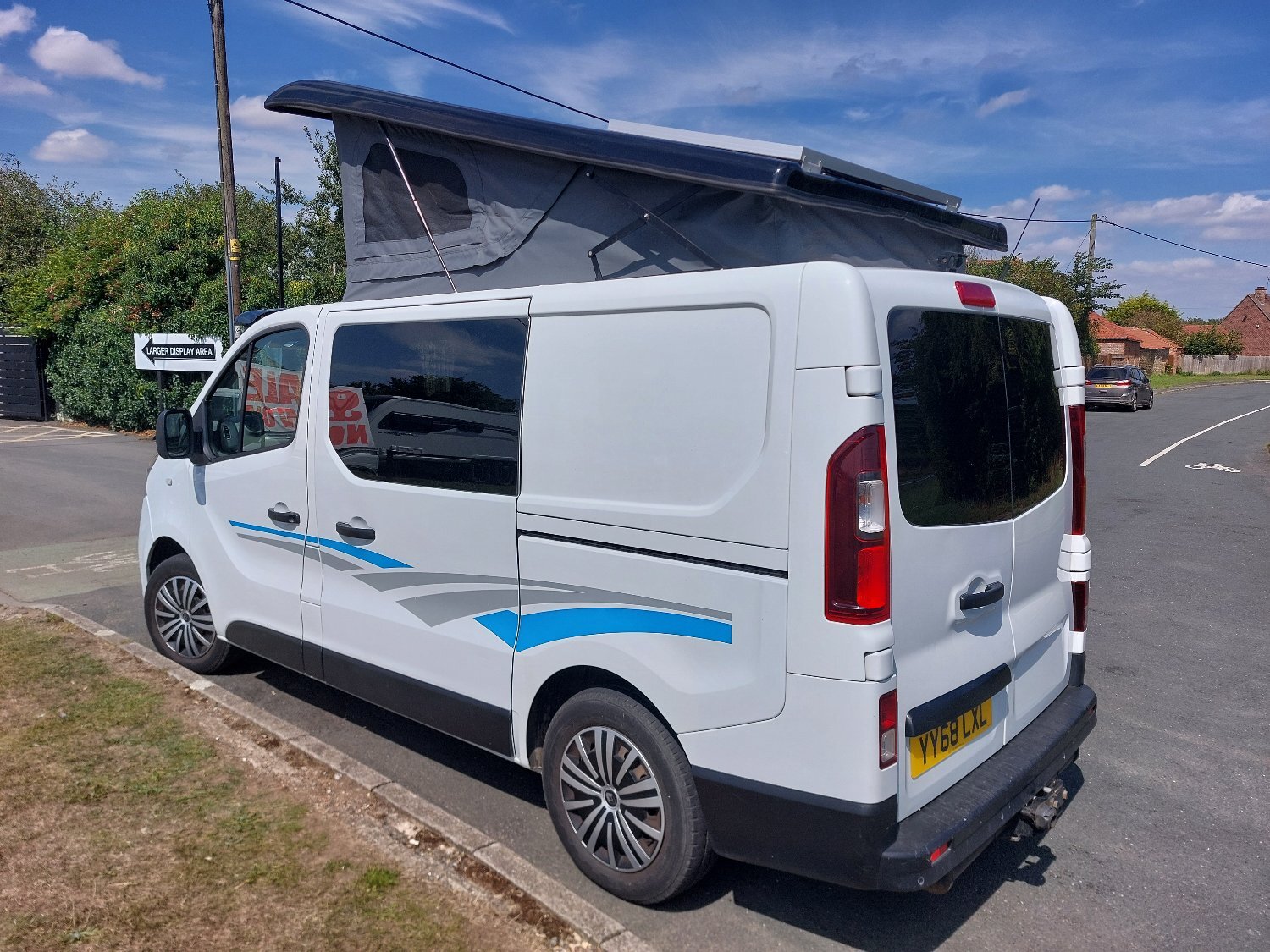 [ berth ]Renault Trafic SL27 Business Plus Camper Van