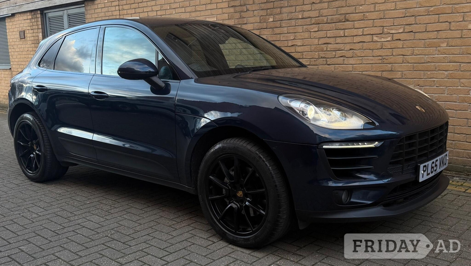 [ berth ]Porsche Macan