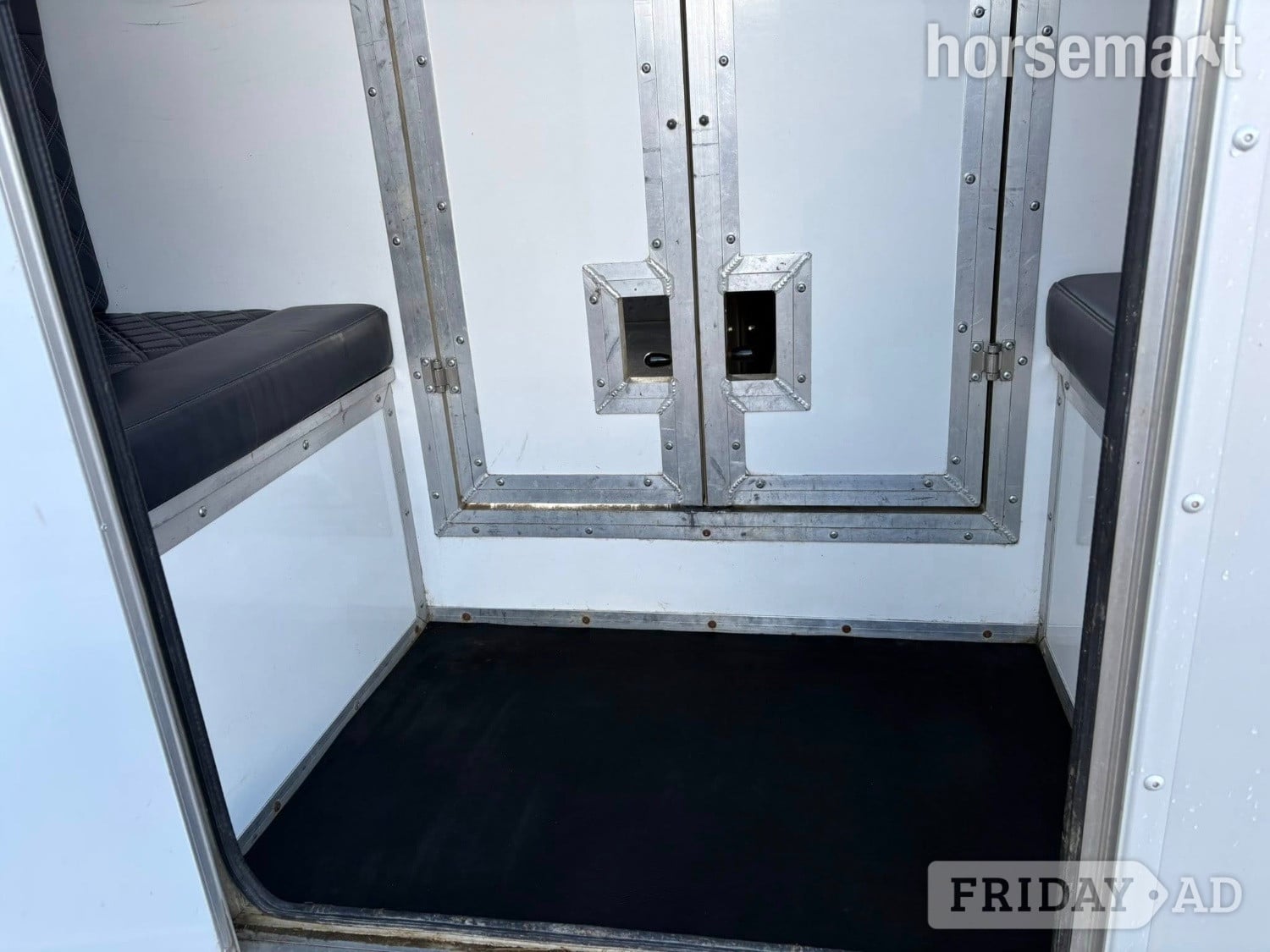 [ berth ]A M Horseboxes 