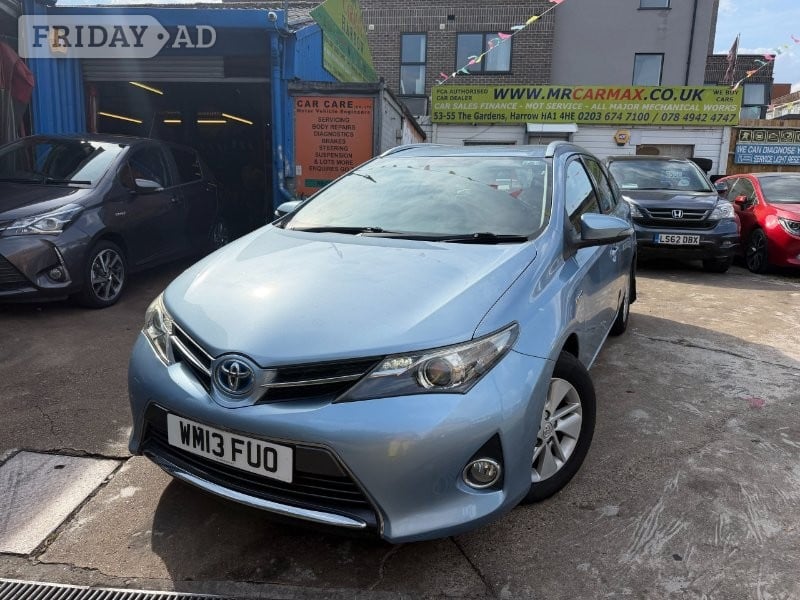 Toyota Auris 2013 in Harrow