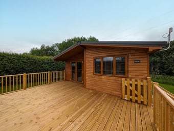 Modern Timber Lodge 11 month park - gateway to Lakes