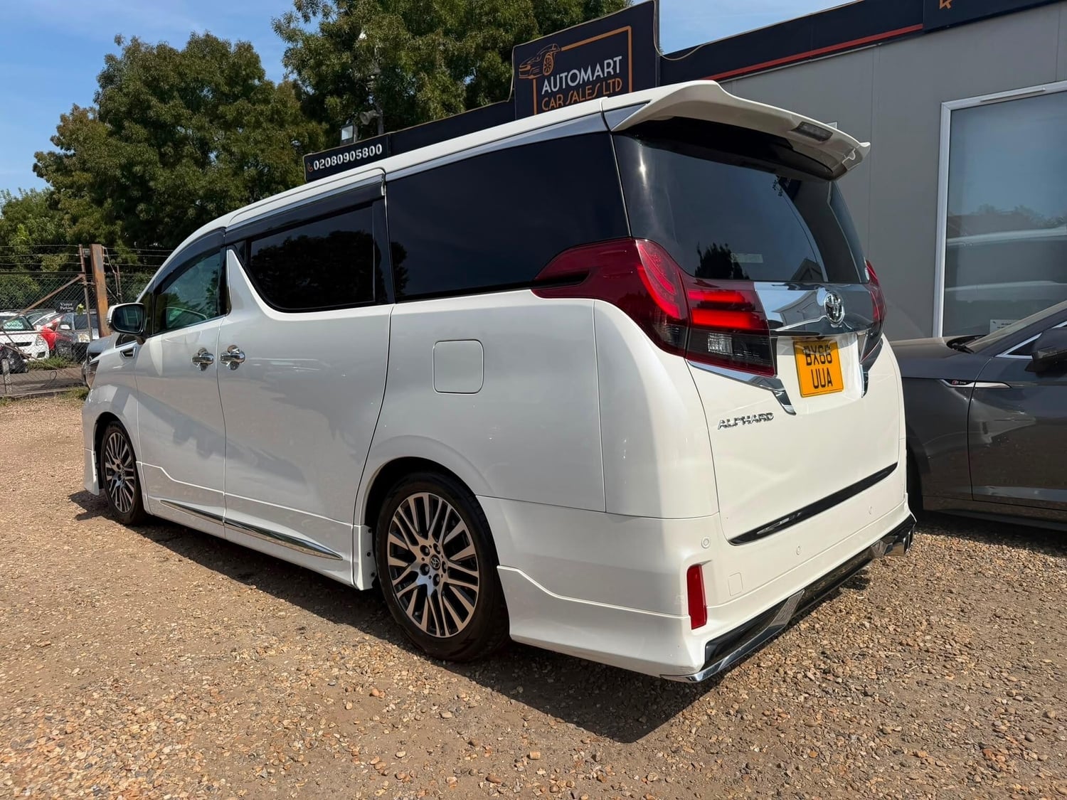 Toyota Alphard 2017 - Cars in Sunbury-On-Thames