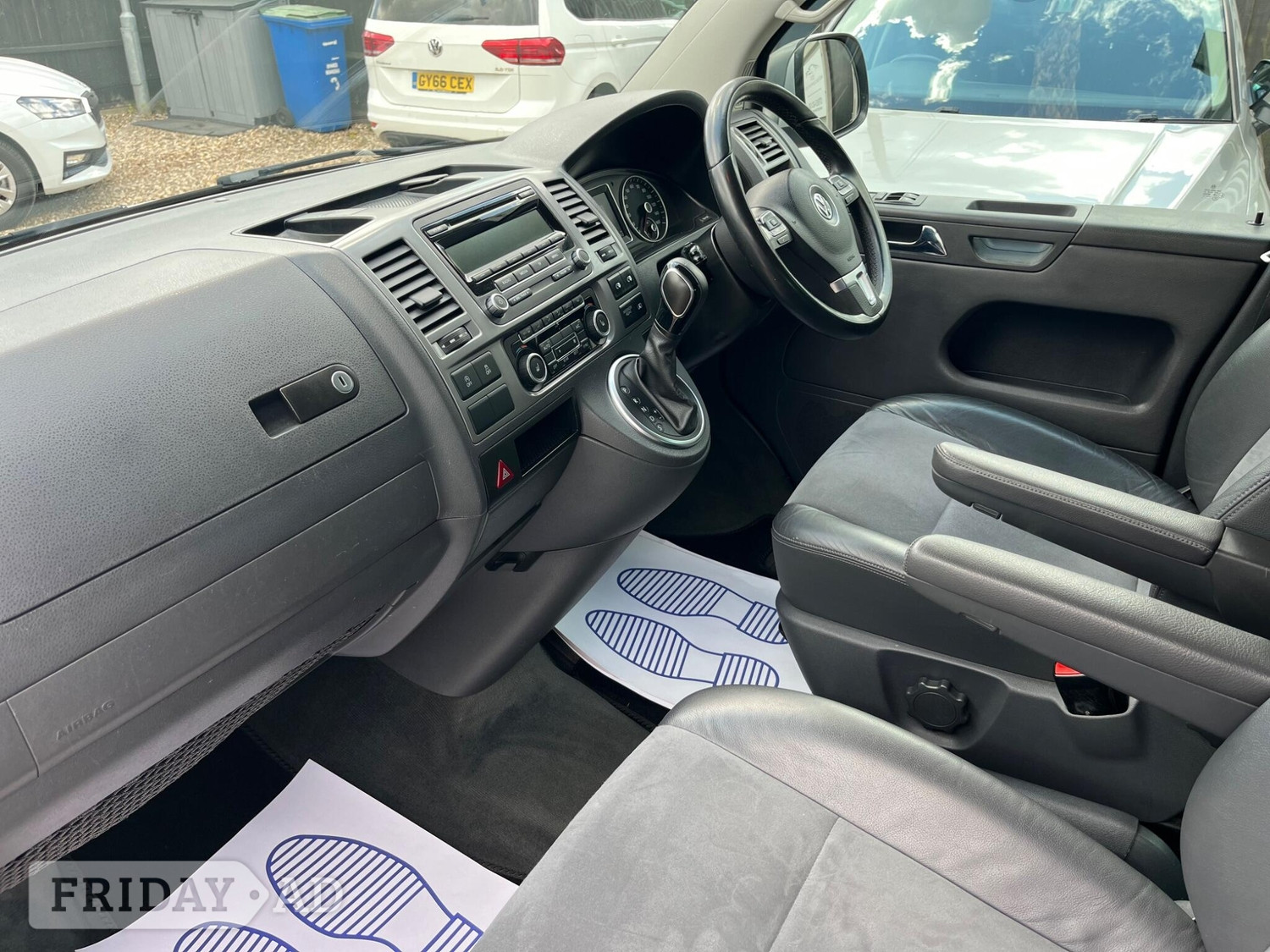 Volkswagen Caravelle 2015 - Cars in Farnham