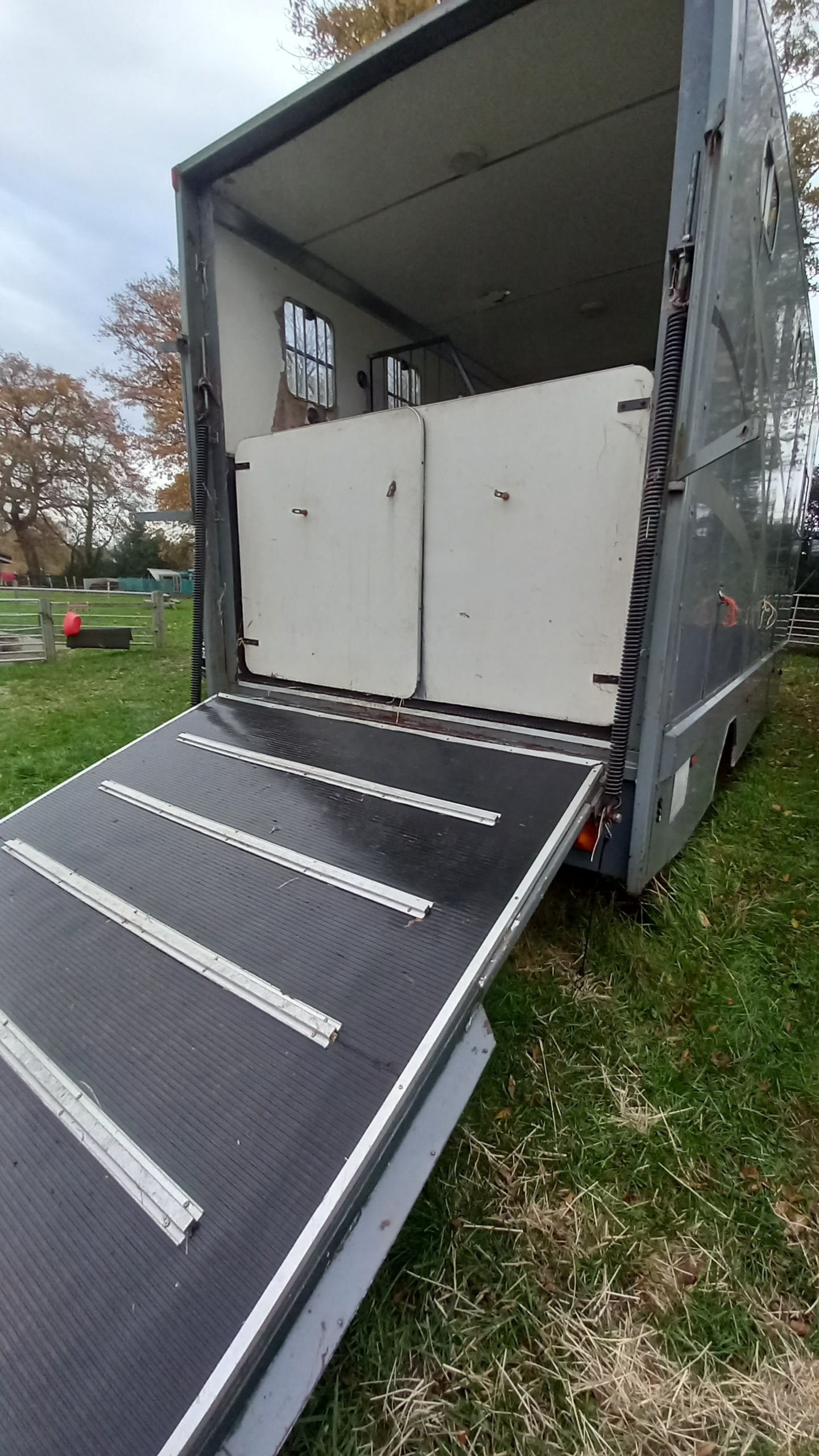 [ berth ]Horseboxseller 