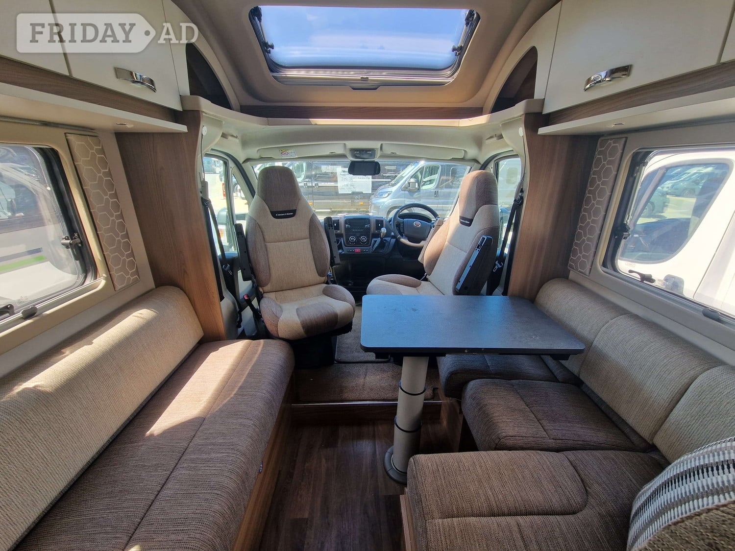 [4 berth ]Swift Coastline 684 Design Edition
