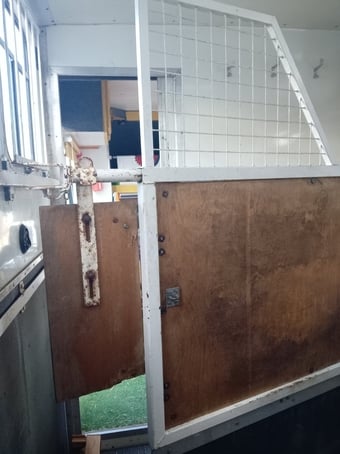 Horsebox Internal Partitions, Rear Safety Gates &amp; Rug Rack Set