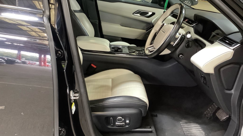 [ berth ]Land Rover Range Rover Velar