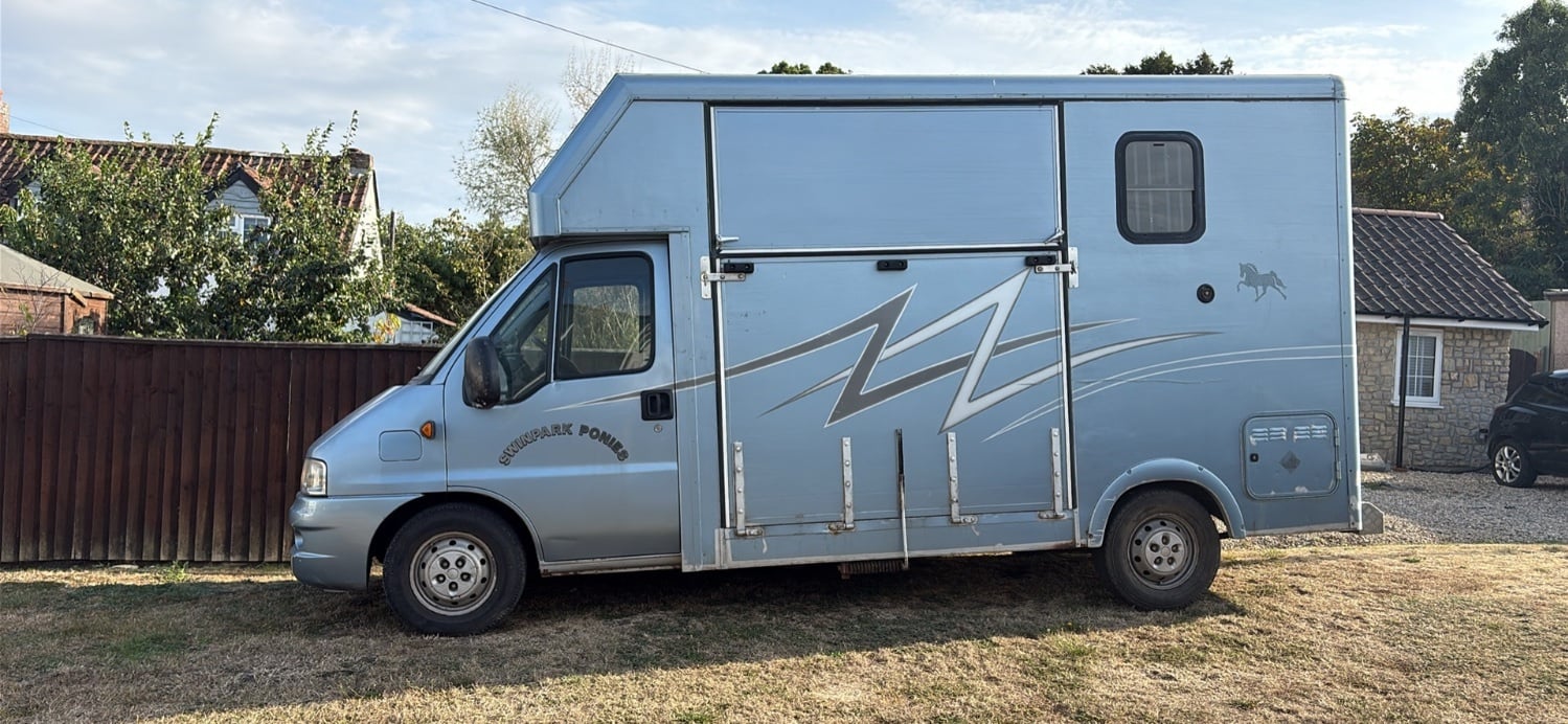 [ berth ]J j wood horse boxes 