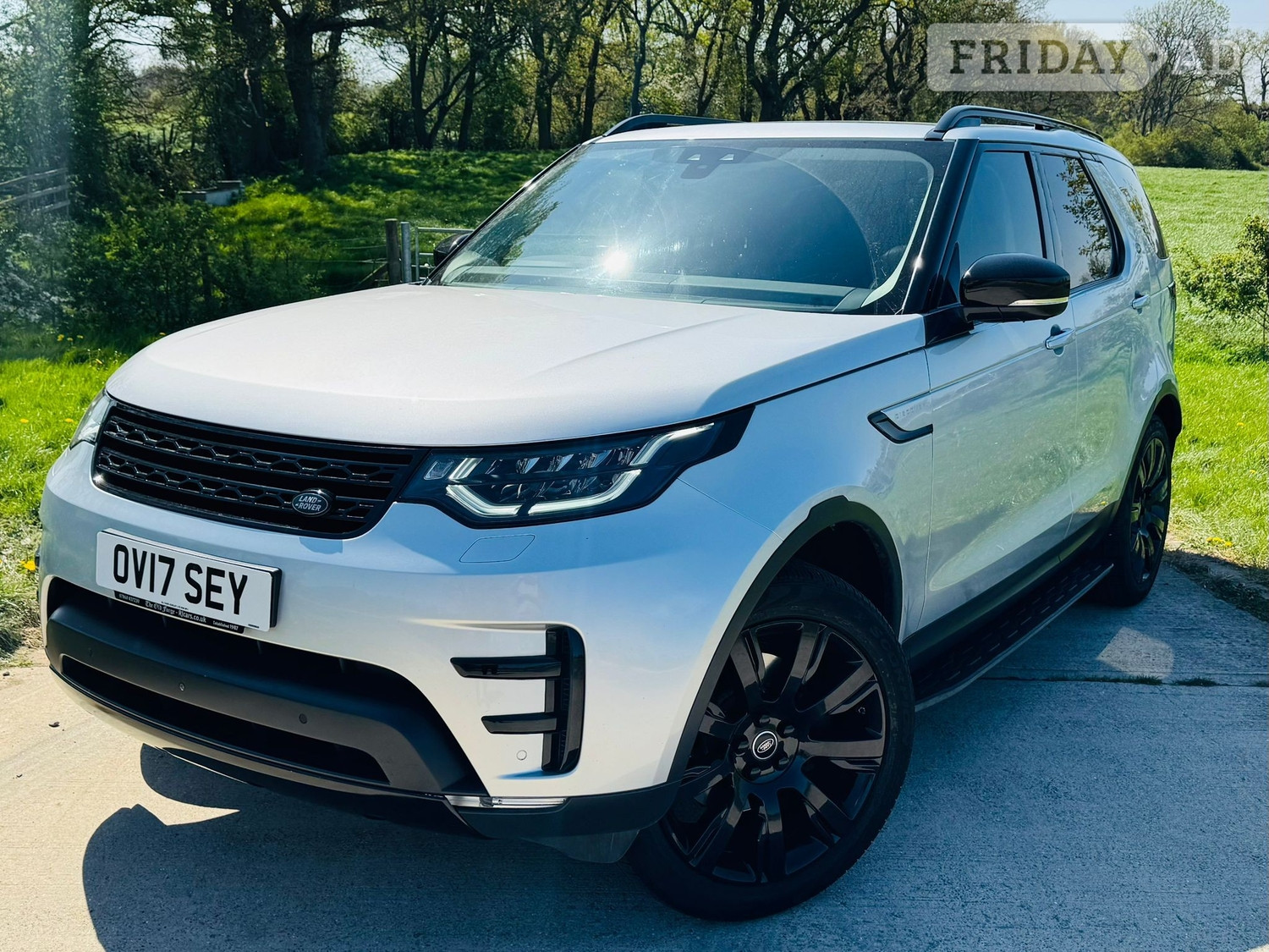 Land Rover Discovery 2017 in Horley