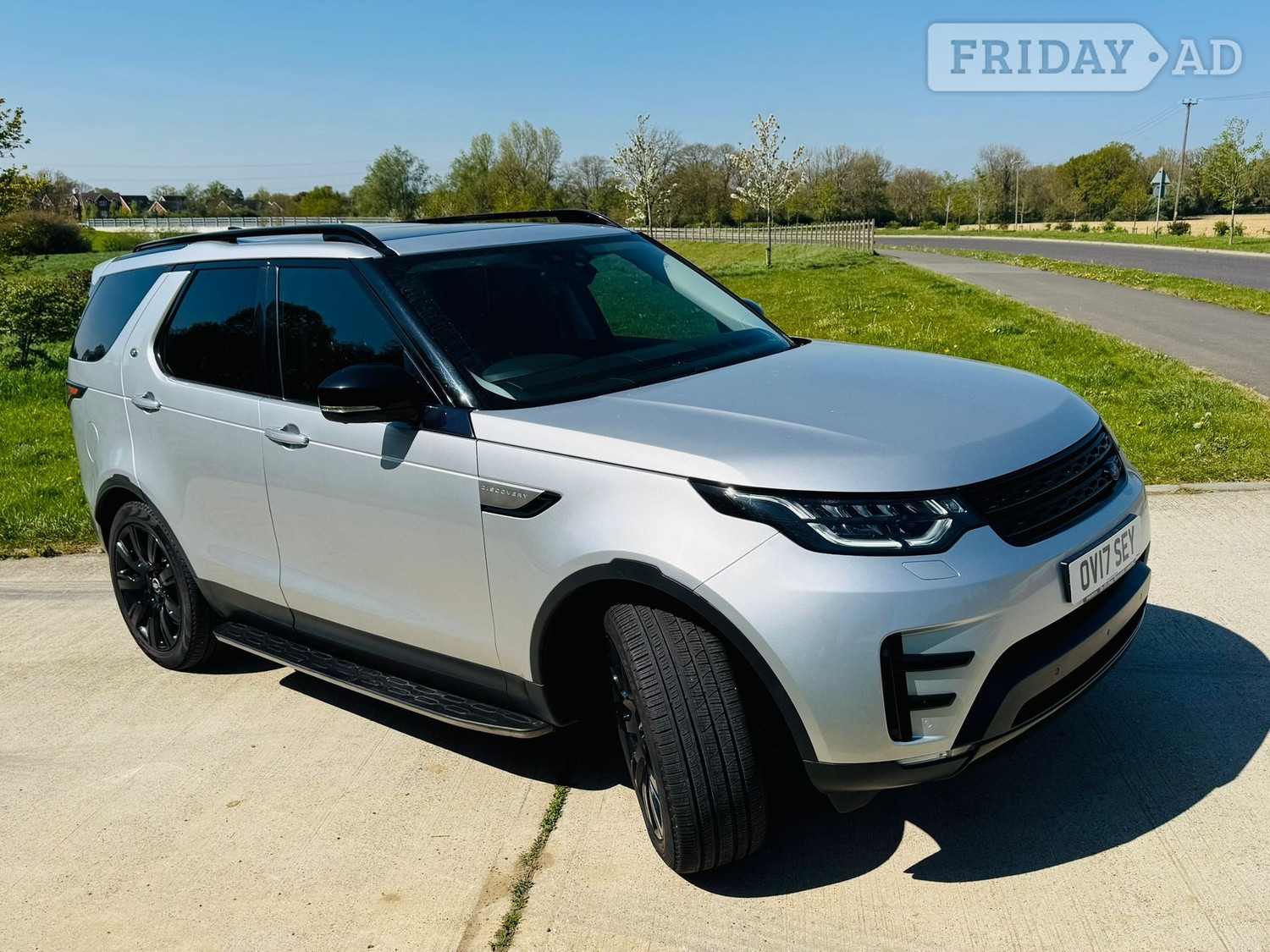 Land Rover Discovery 2017 - Cars in Horley