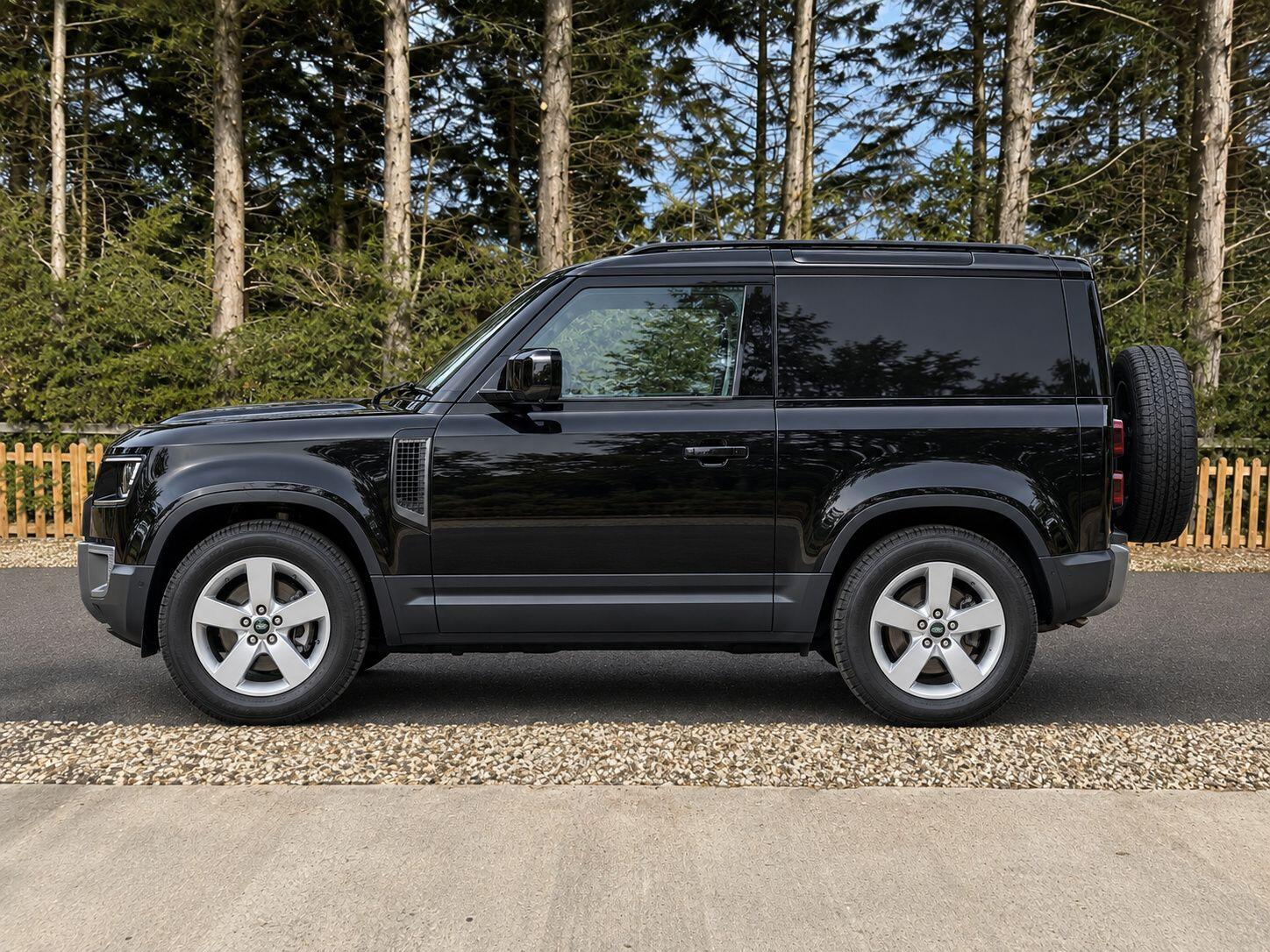 [ berth ]Land Rover Defender 90