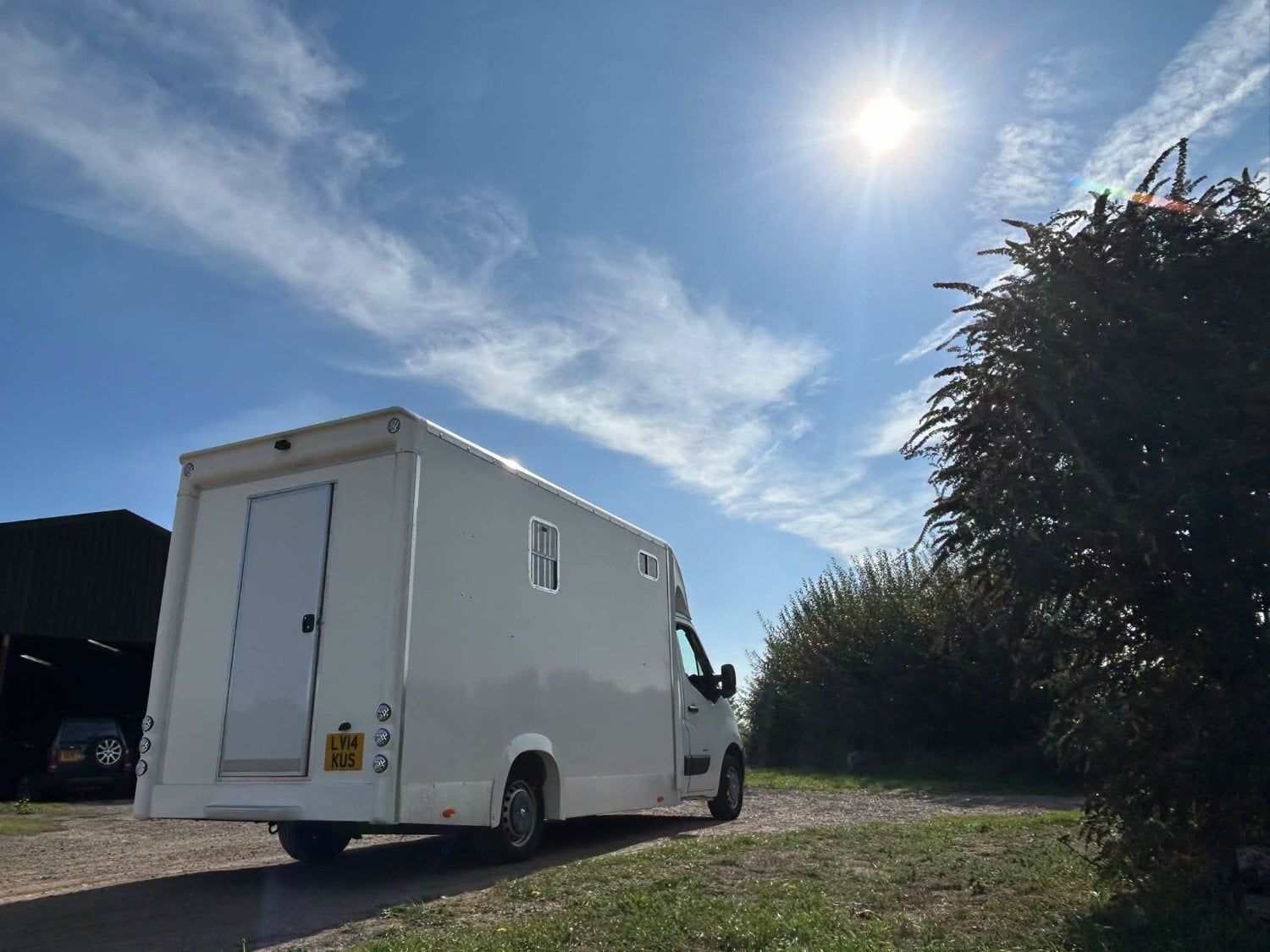 Peper Harow Trophy Twin Renault Horsebox - Trailers & Horseboxes in Godalming
