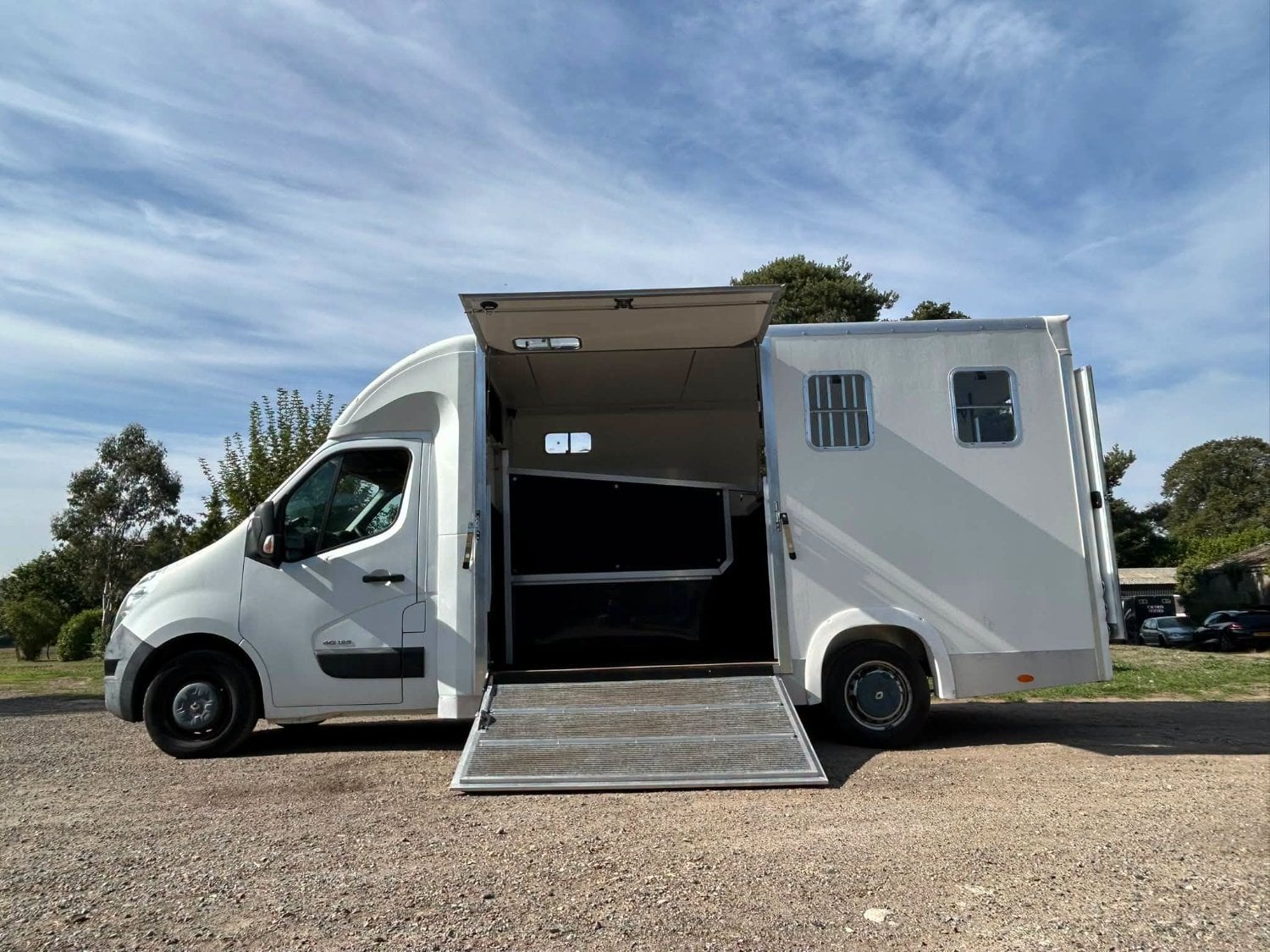 Peper Harow Trophy Twin Renault Horsebox - Trailers & Horseboxes