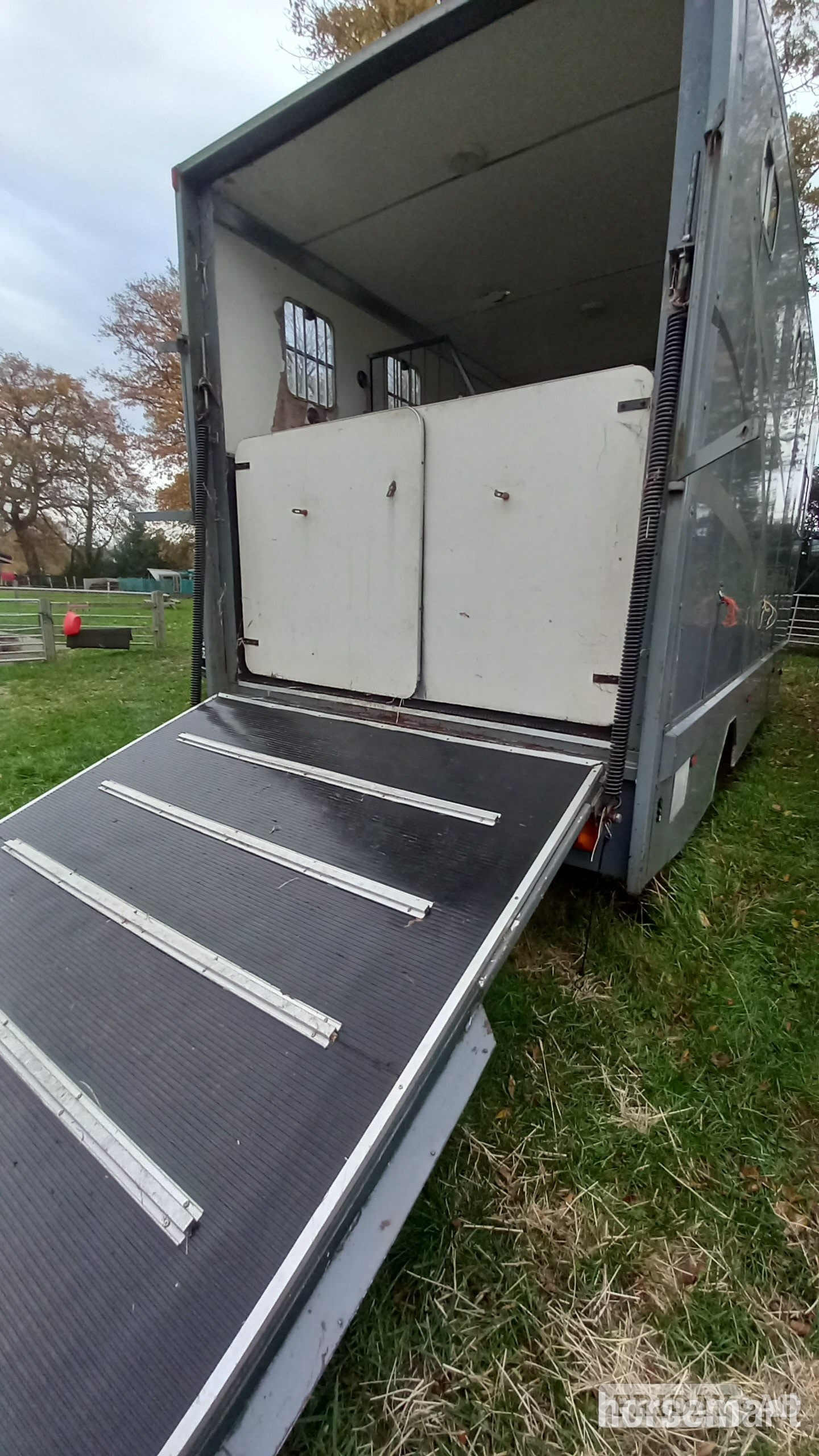 [ berth ]Horseboxseller 