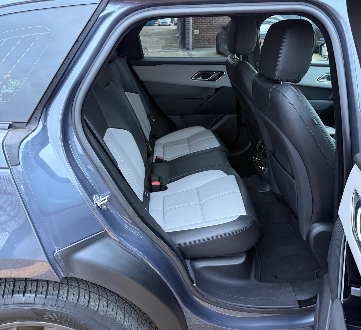 [ berth ]Land Rover Range Rover Velar