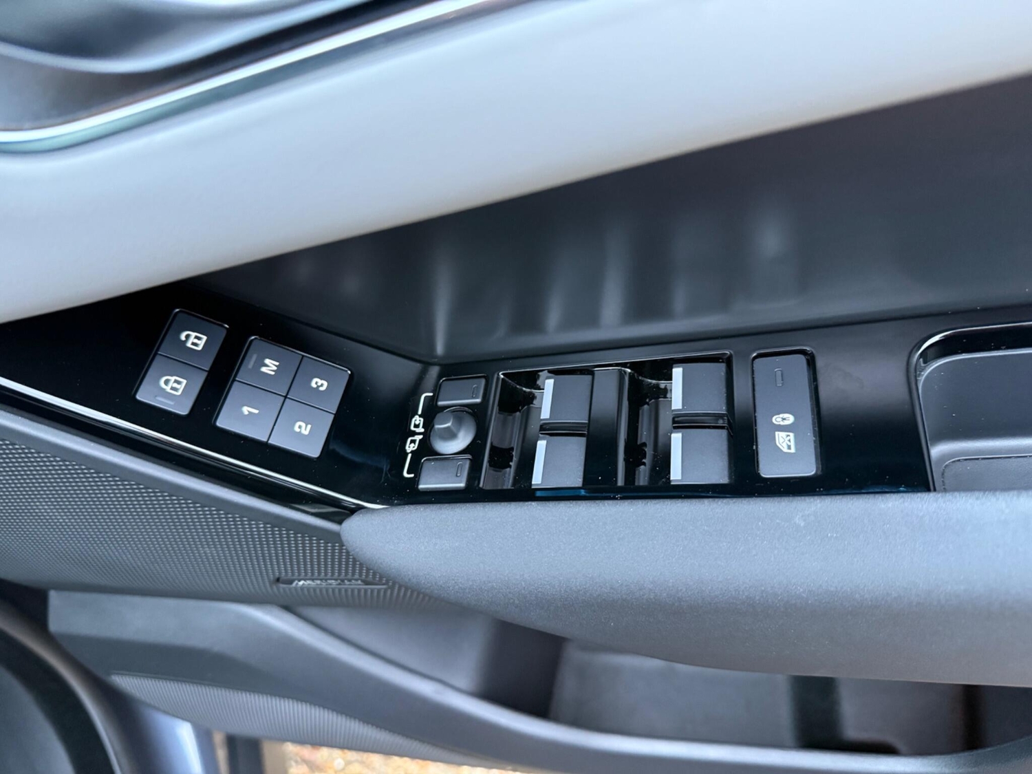 Land Rover Range Rover Velar 2023 - Cars