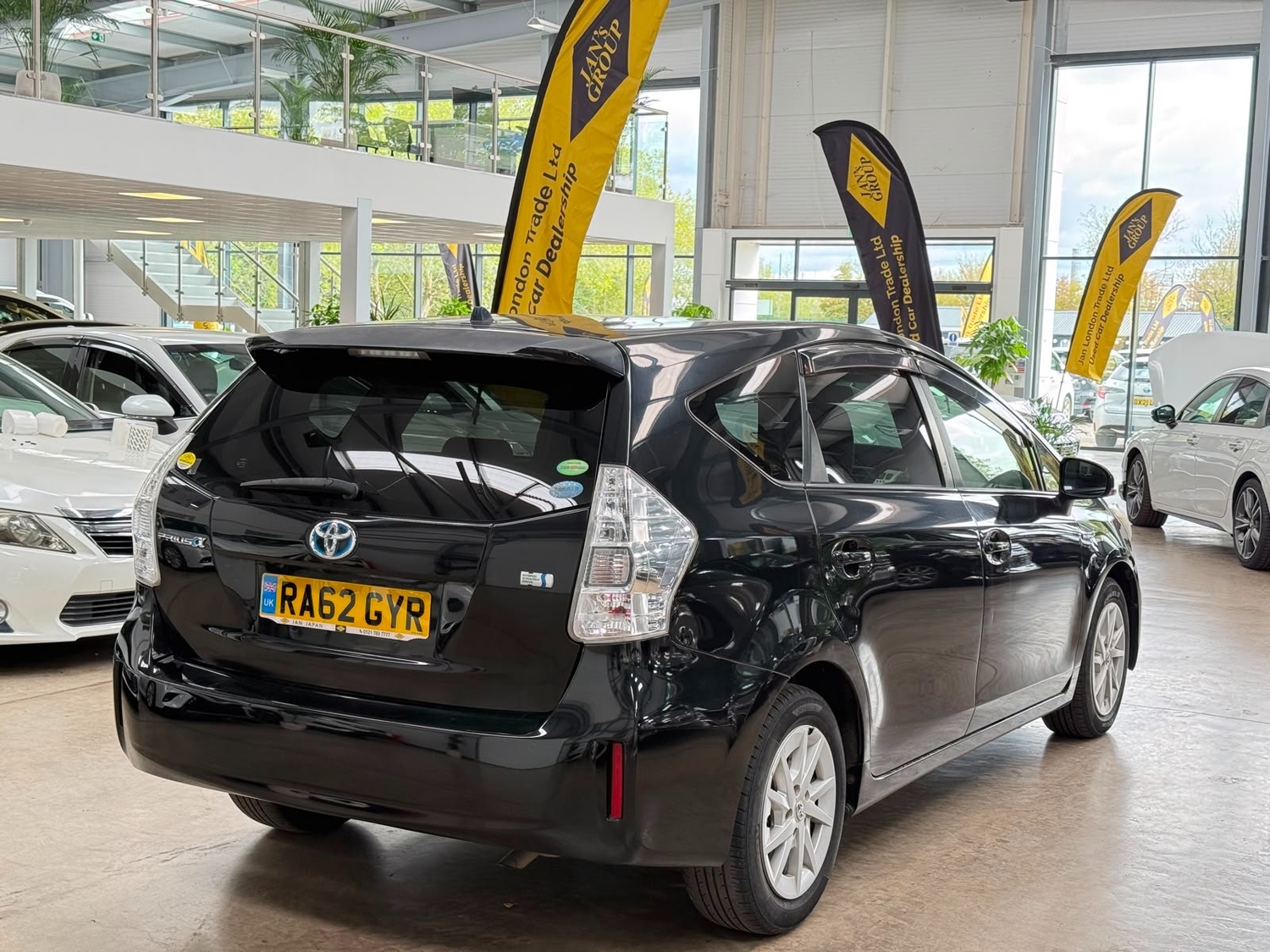 [ berth ]Toyota 7 Seat Prius