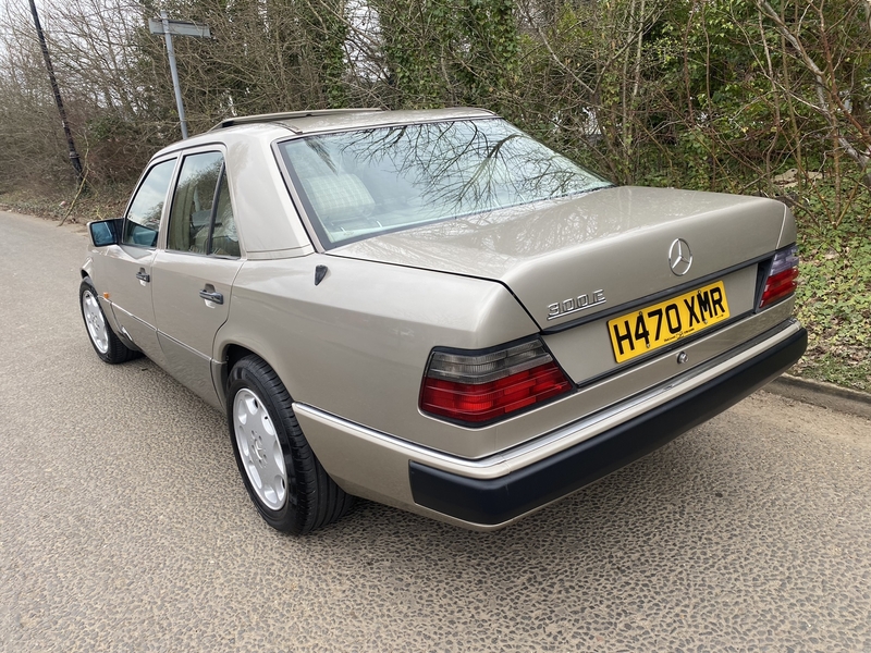 Mercedes-Benz E Class 1990 - Cars