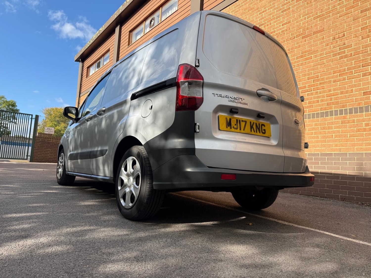 Ford Transit Courier 2017 - Vans & Commercial Vehicles
