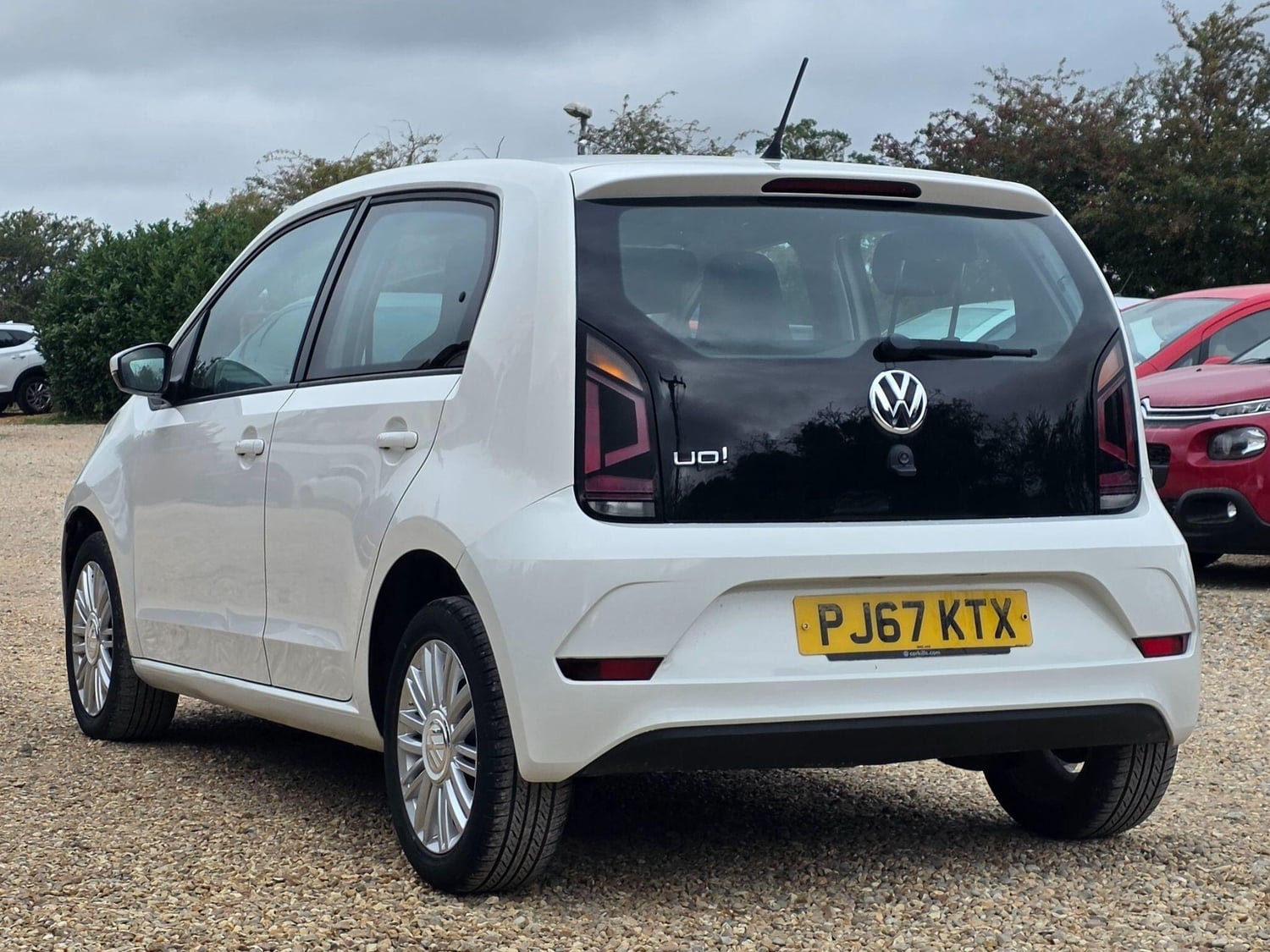 Volkswagen UP! 2017 - Cars in Shefford