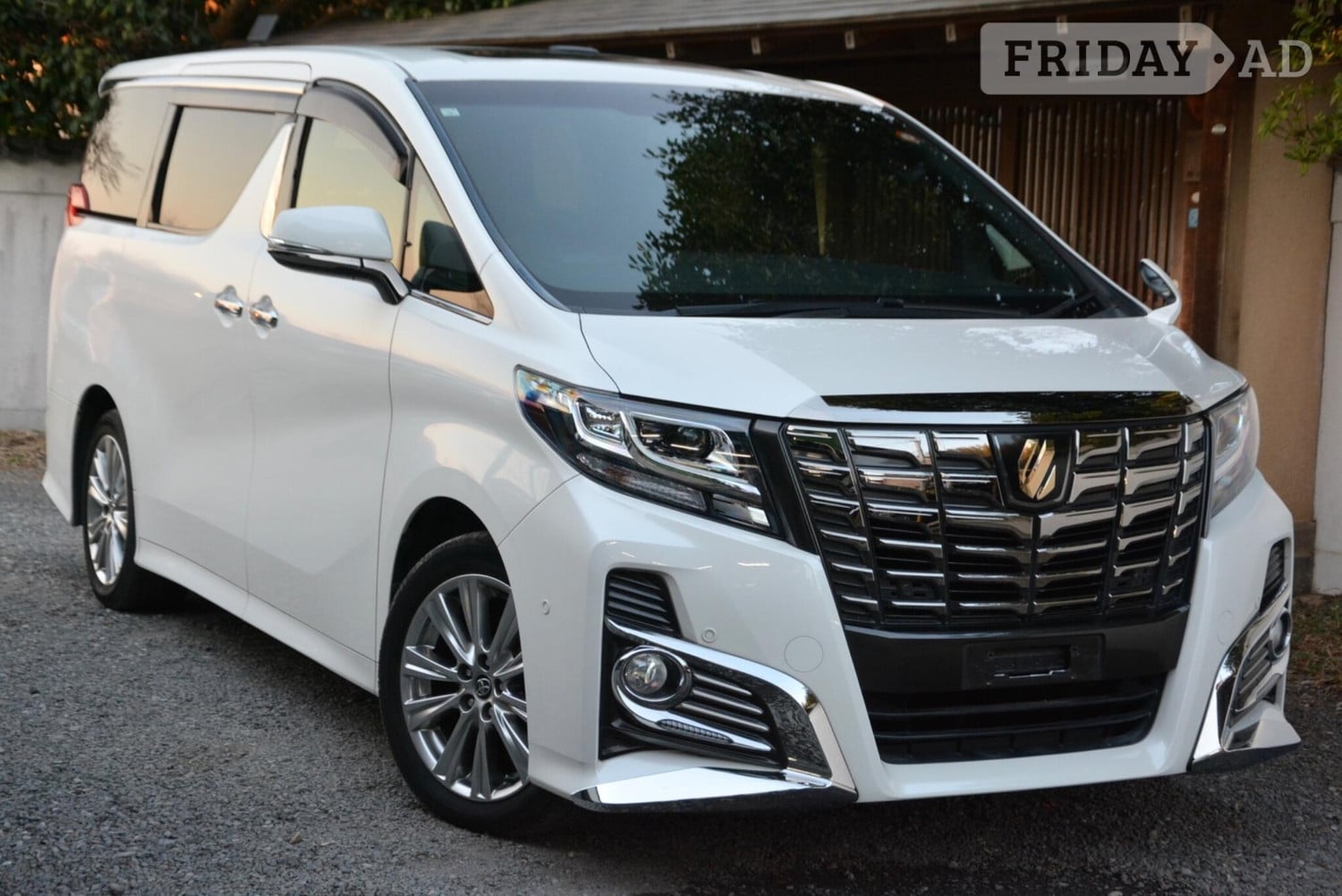 Toyota Alphard 2017 in Chingford