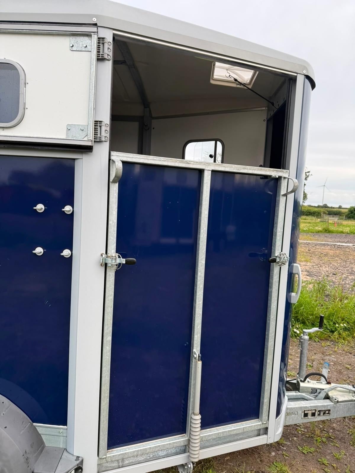 [ berth ]Ifor Williams HB506 Blue 2 Stall Twin Axle Horse Trailer with 2 Ramp. 2023 model 