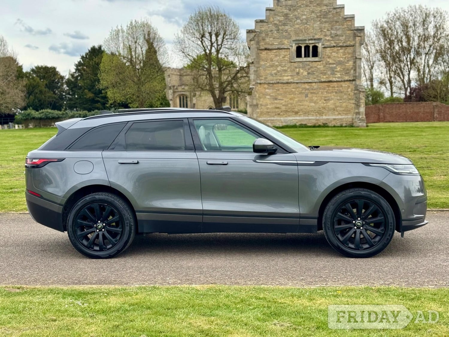 [ berth ]Land Rover Range Rover Velar