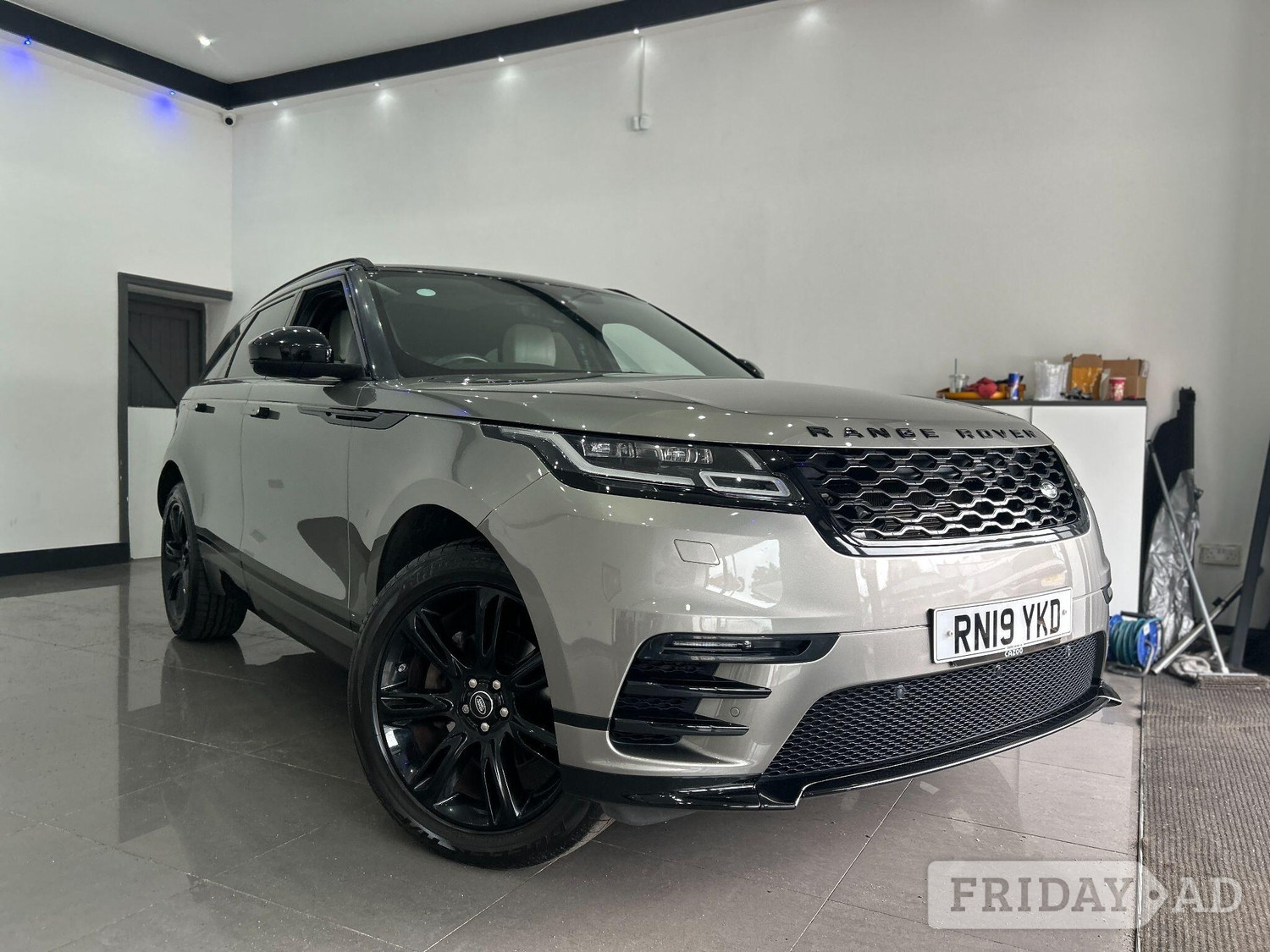 [ berth ]Land Rover Range Rover Velar