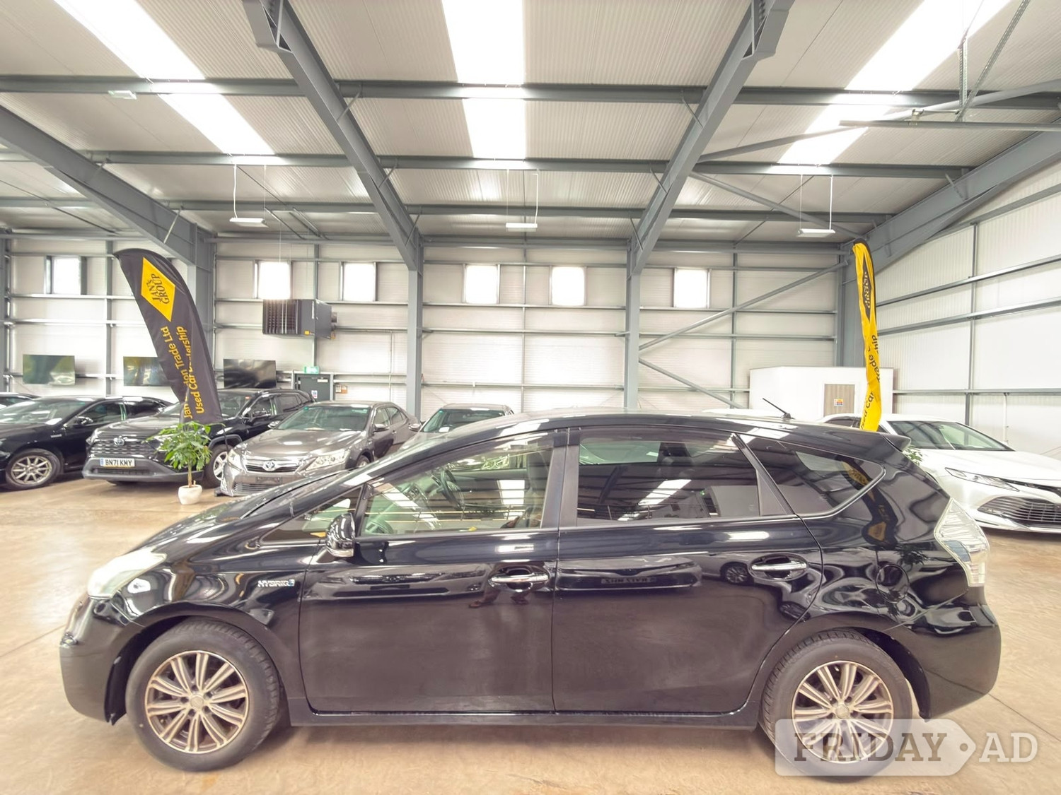 Toyota 7 Seat Prius 2013 - Cars in Reading